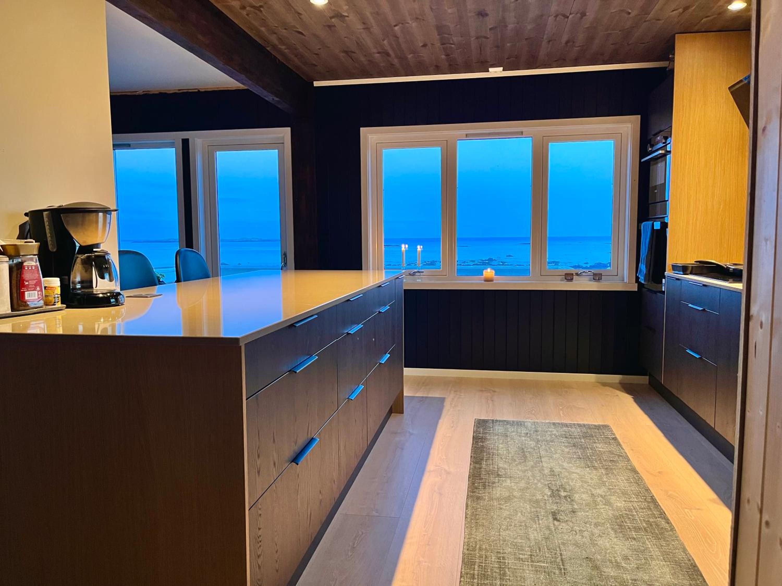 House by the ocean with midnight sun view view 4
