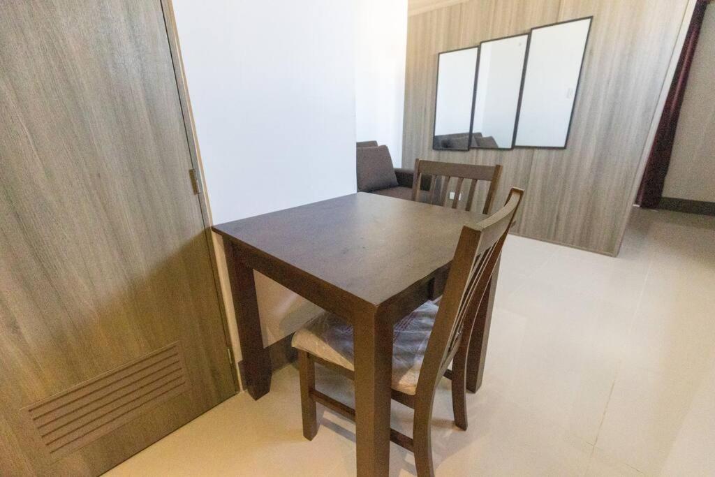 Bohemian 1-BR Condo in Mandaluyong view 4