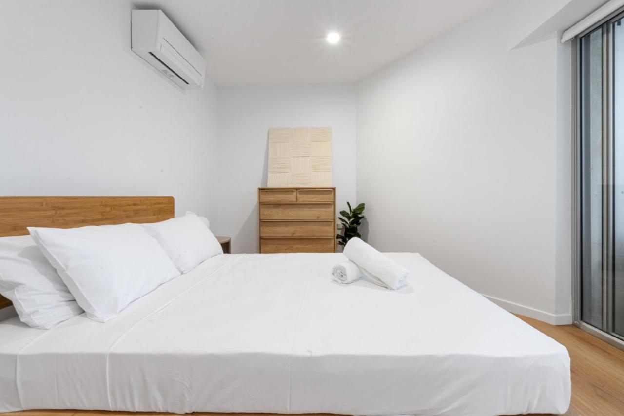 The Coastal - Fully Renovated Beachfront 3 Bedroom unit with Parking & Pool