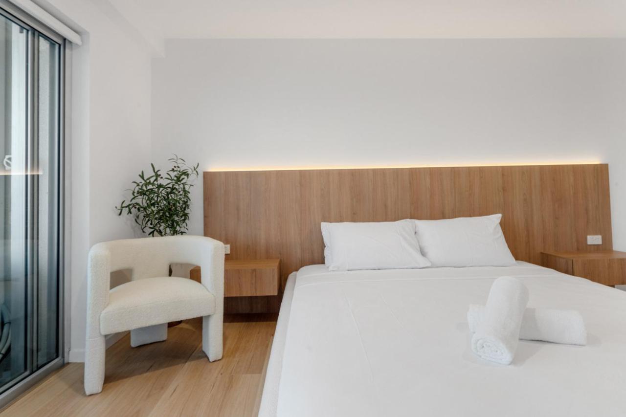 The Coastal - Fully Renovated Beachfront 3 Bedroom unit with Parking & Pool