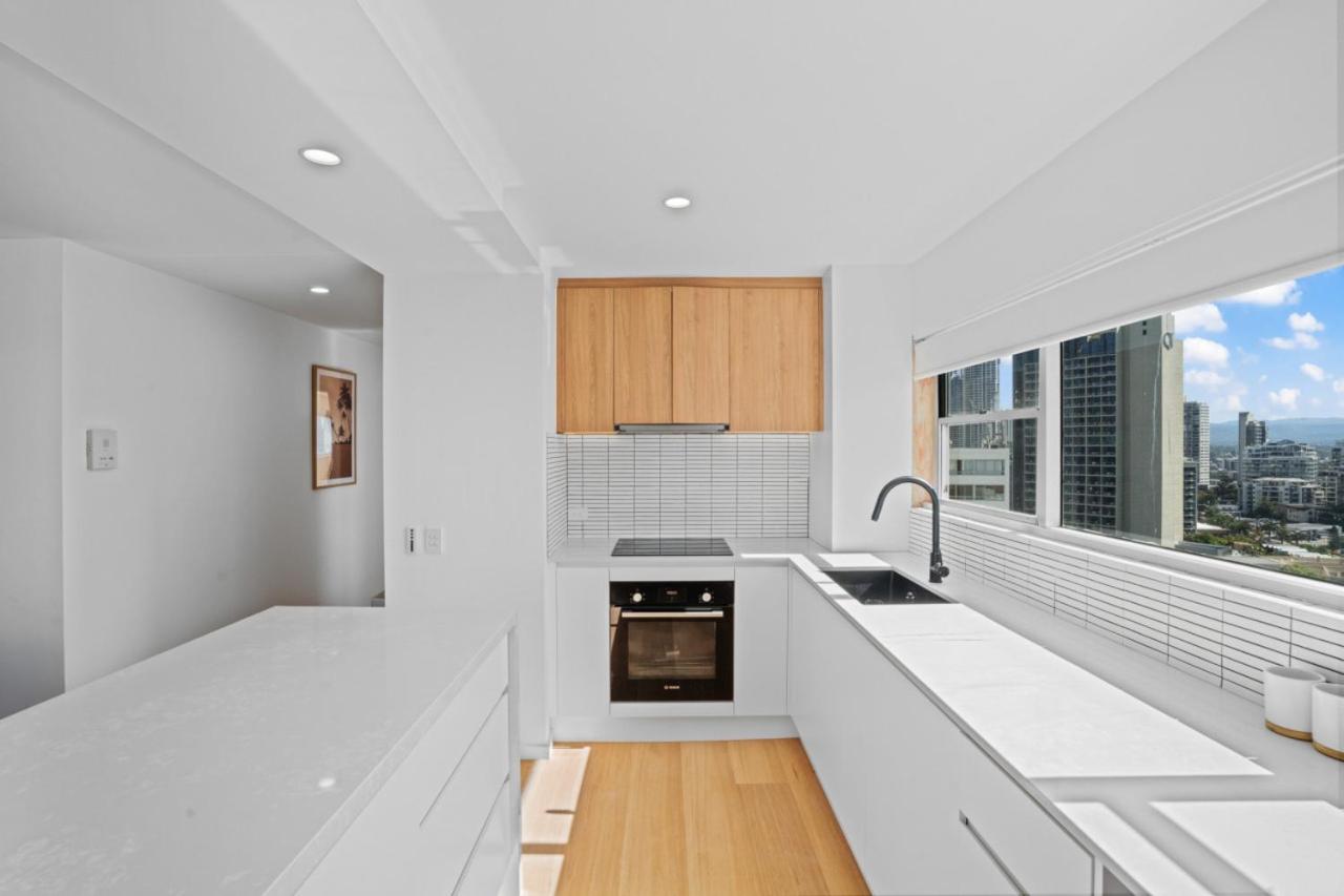 The Coastal - Fully Renovated Beachfront 3 Bedroom unit with Parking & Pool