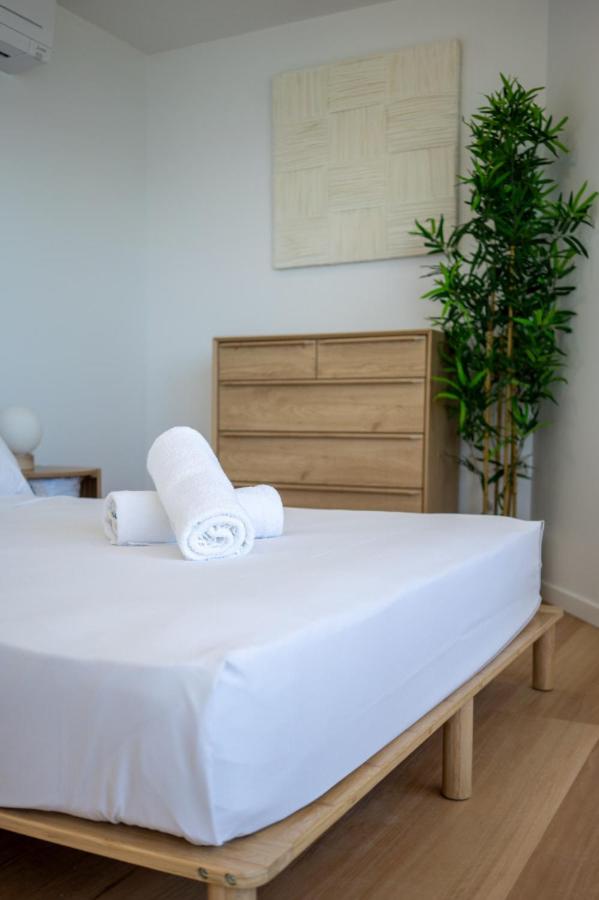 The Coastal - Fully Renovated Beachfront 3 Bedroom unit with Parking & Pool