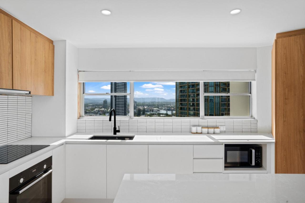 The Coastal - Fully Renovated Beachfront 3 Bedroom unit with Parking & Pool