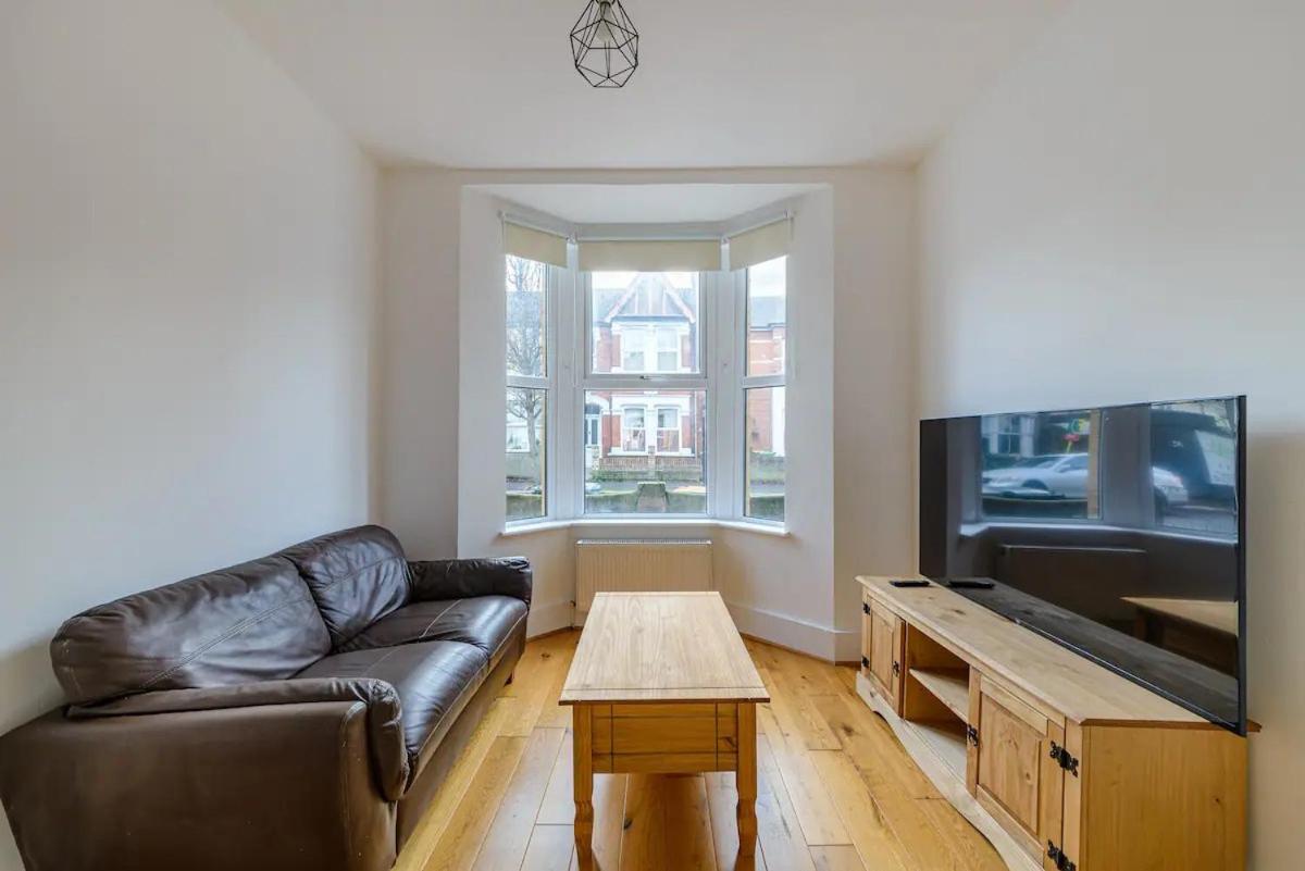 Modern Simplicity 10mins from Westfield, Stratford - Pass the Keys