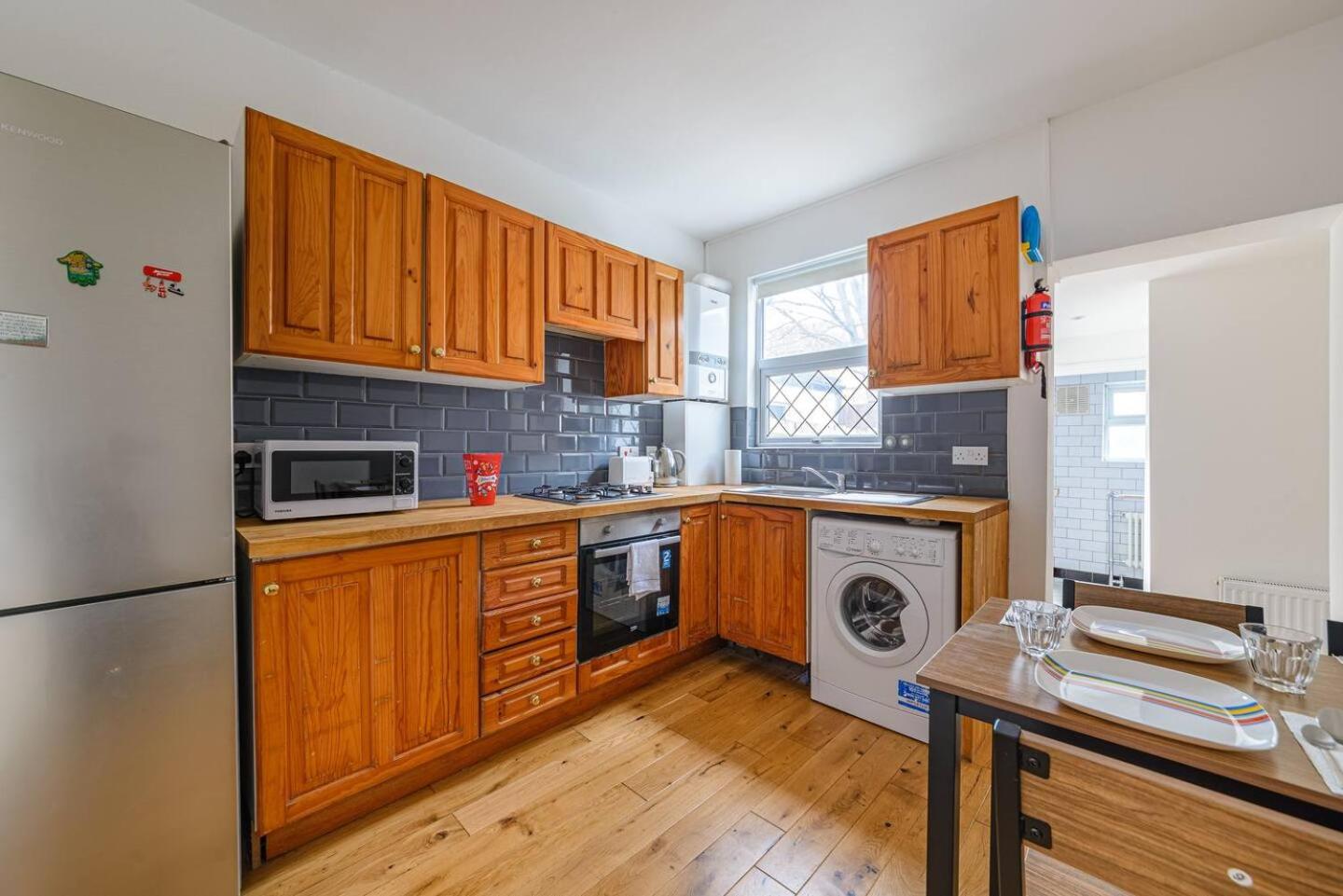 Modern Simplicity 10mins from Westfield, Stratford - Pass the Keys