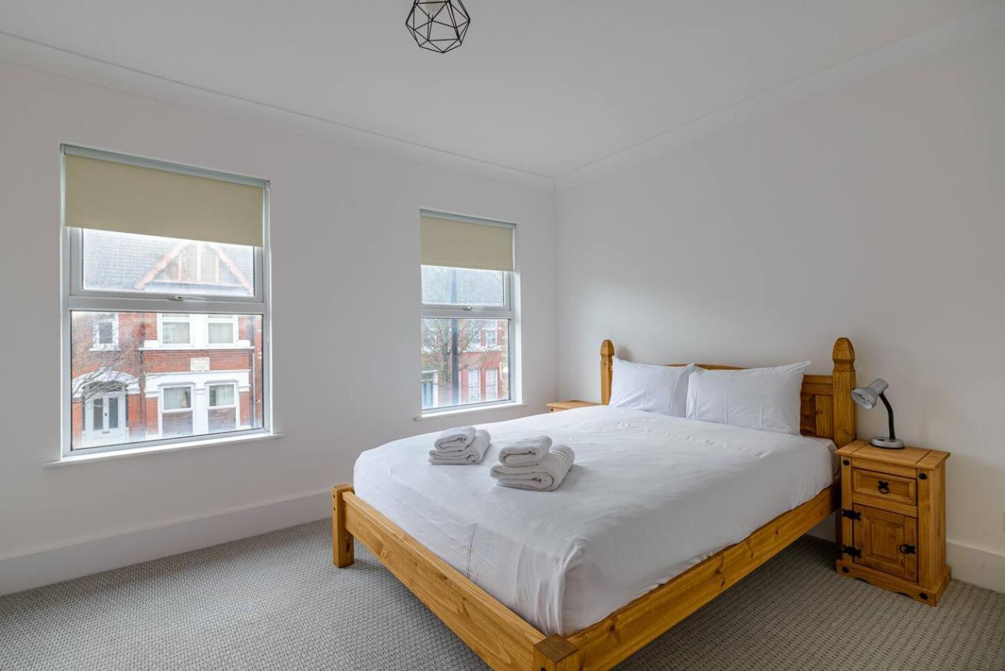 Modern Simplicity 10mins from Westfield, Stratford - Pass the Keys