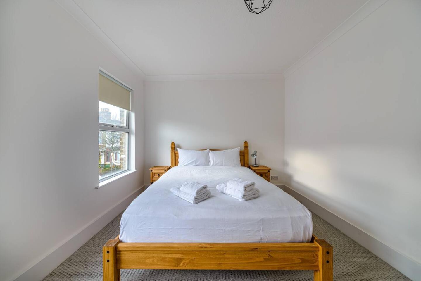 Modern Simplicity 10mins from Westfield, Stratford - Pass the Keys