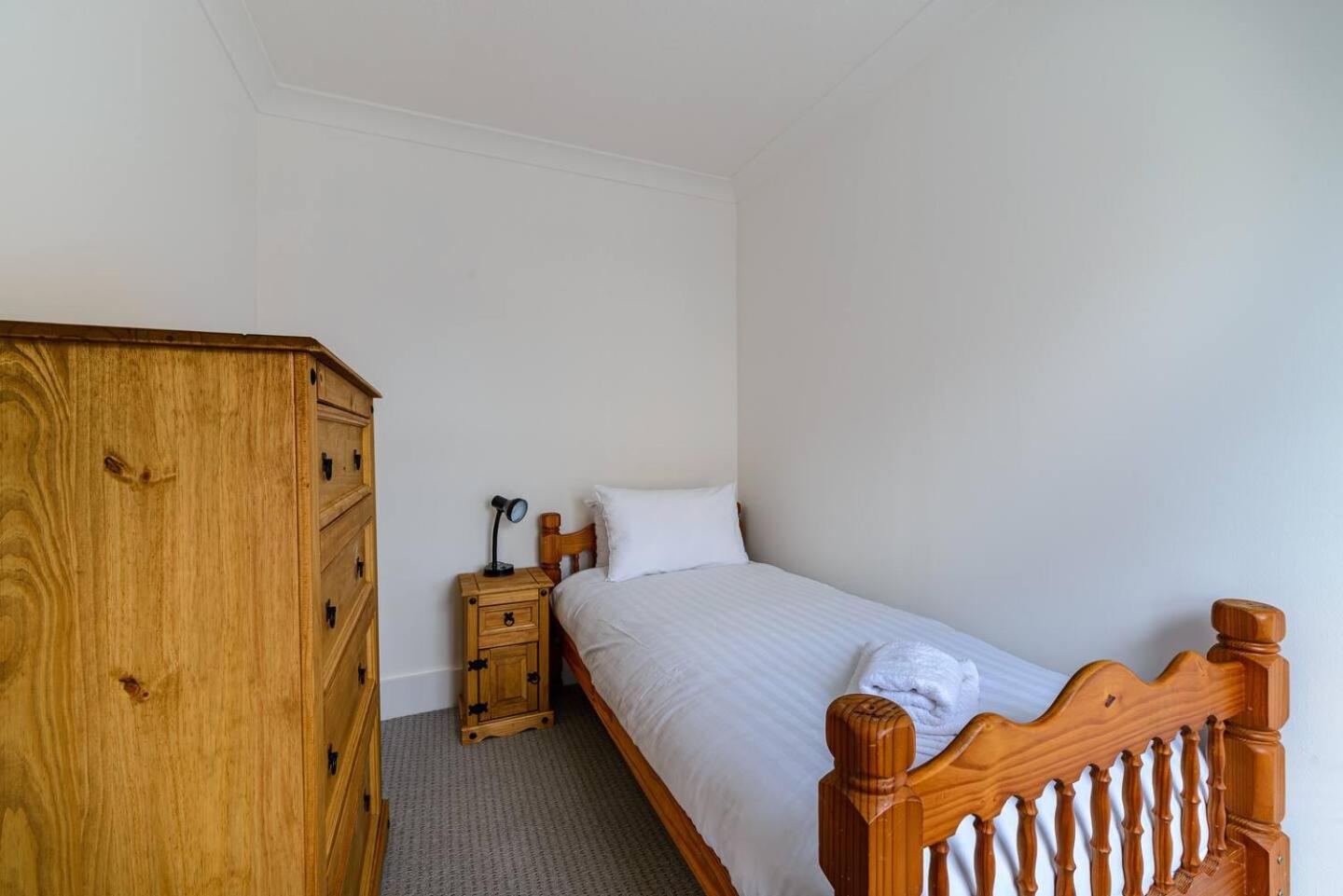 Modern Simplicity 10mins from Westfield, Stratford - Pass the Keys