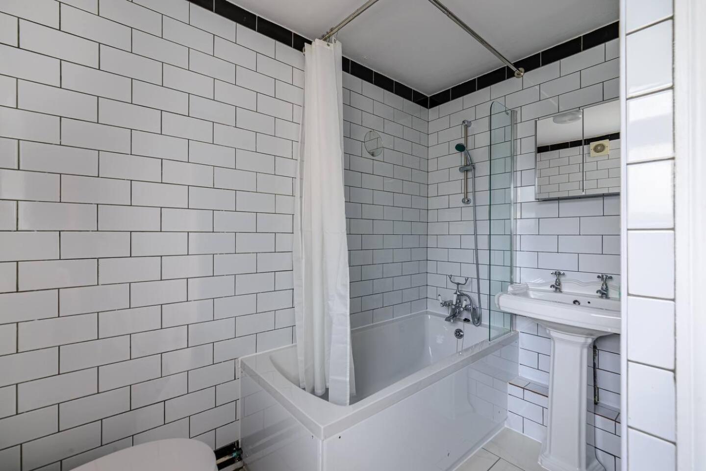Modern Simplicity 10mins from Westfield, Stratford - Pass the Keys