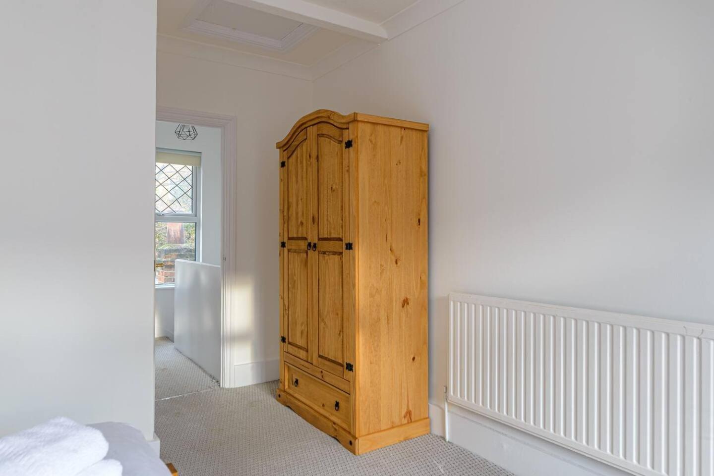 Modern Simplicity 10mins from Westfield, Stratford - Pass the Keys