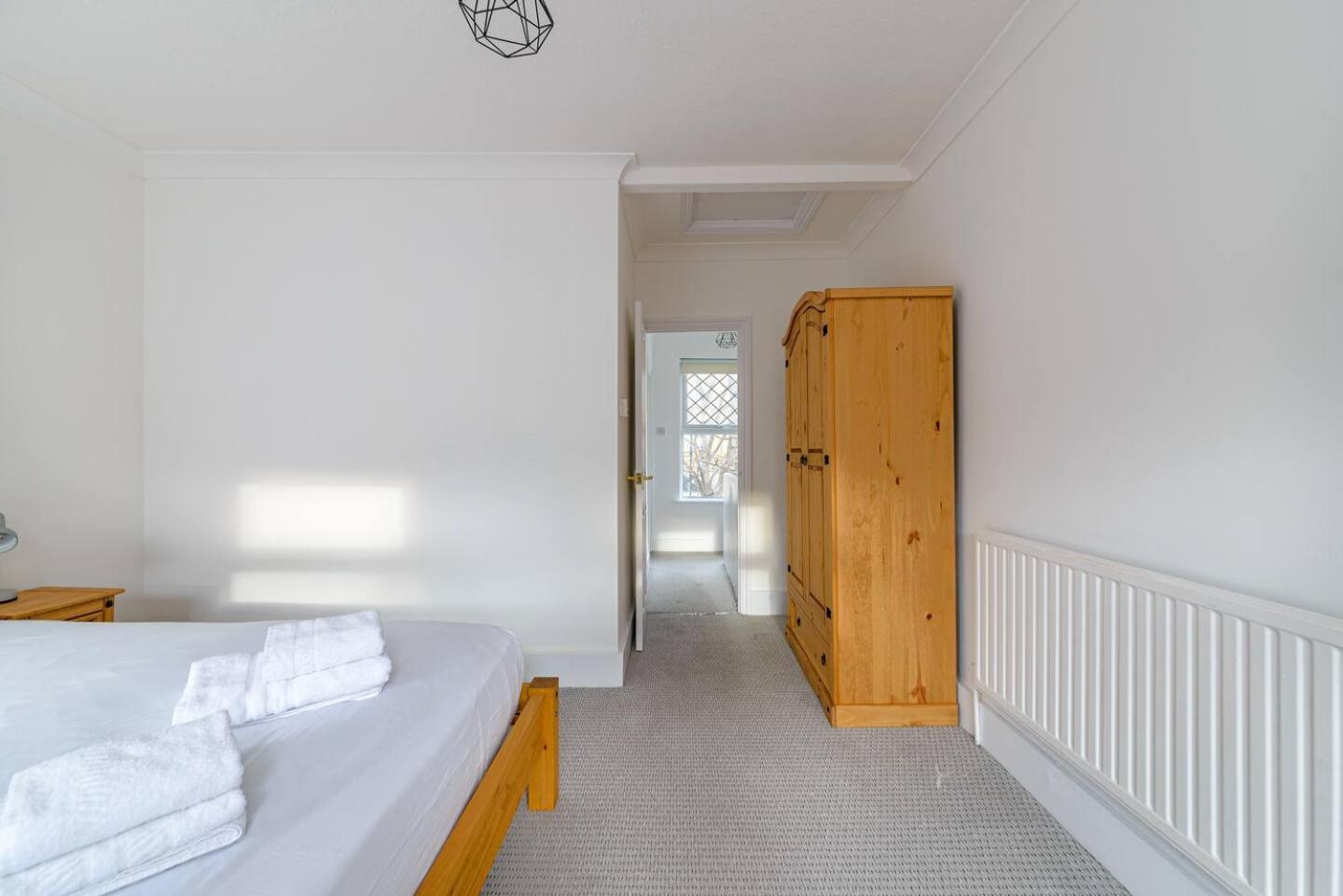 Modern Simplicity 10mins from Westfield, Stratford - Pass the Keys