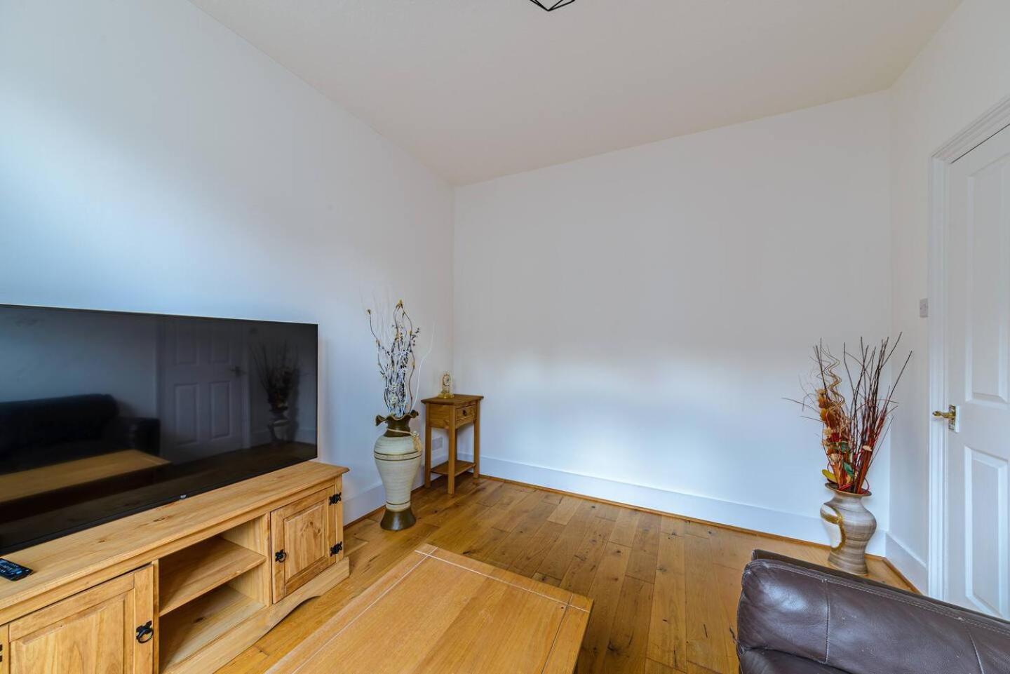 Modern Simplicity 10mins from Westfield, Stratford - Pass the Keys
