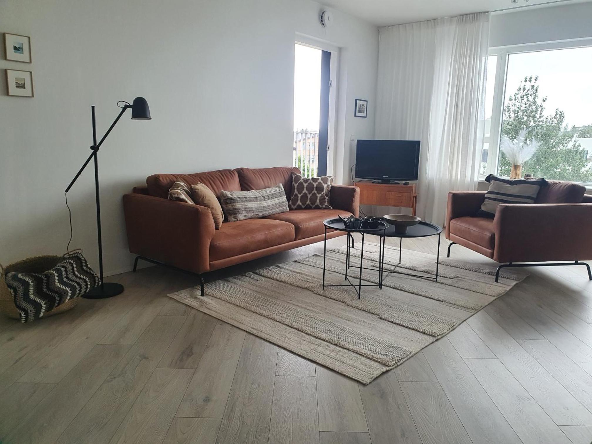 Lovely modern 1-bedroom apartment, free parking view 3