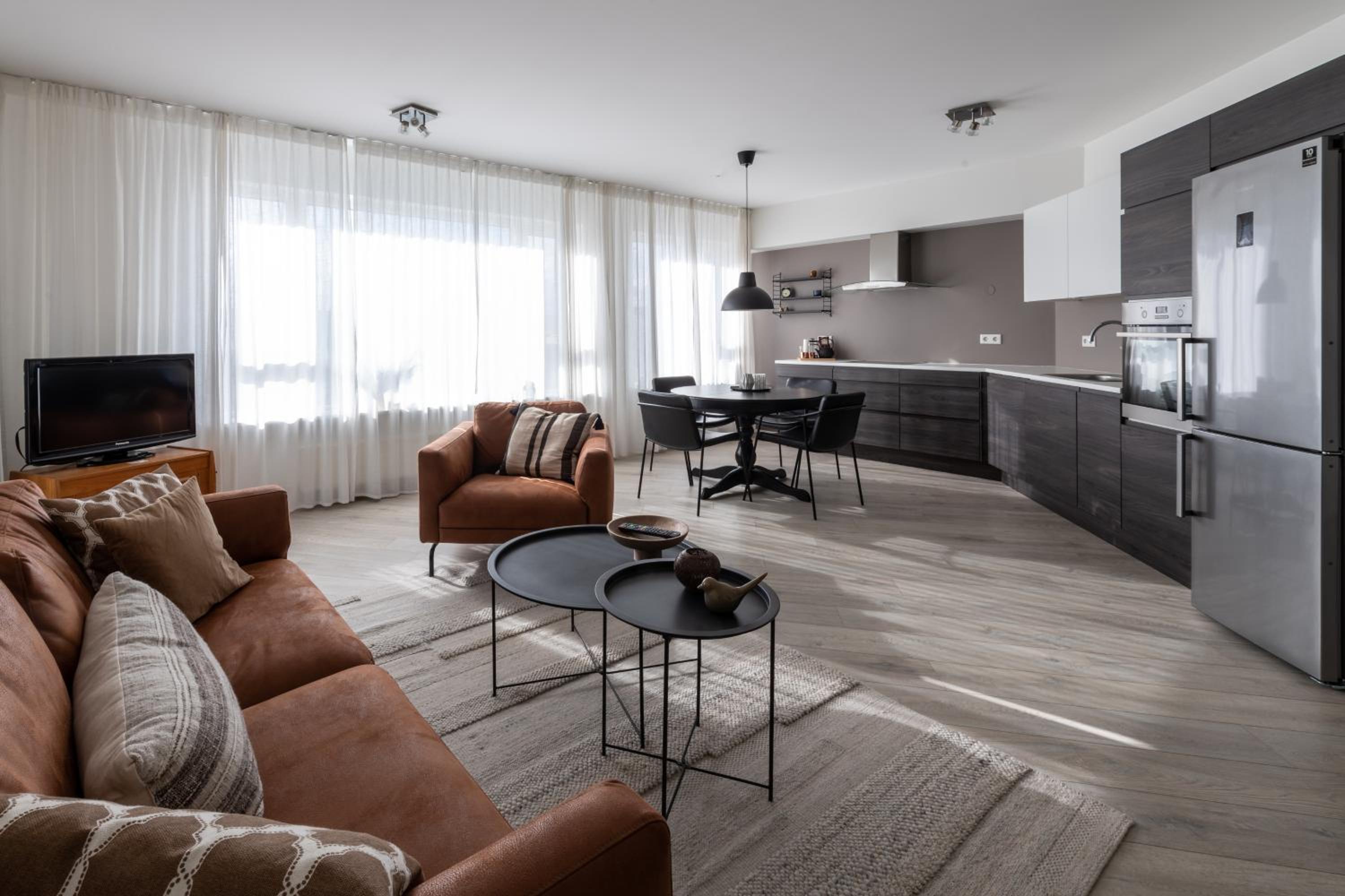 Lovely modern 1-bedroom apartment, free parking view 2