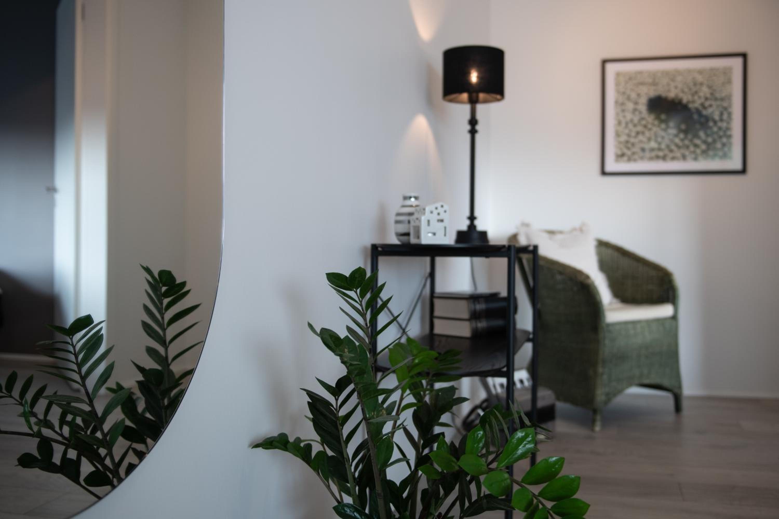 Lovely modern 1-bedroom apartment, free parking view 5