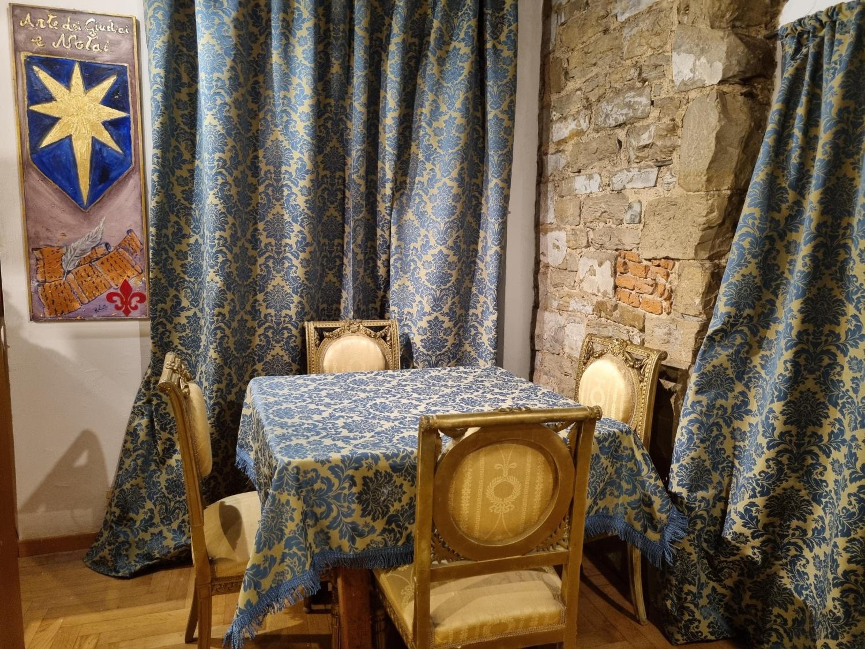 LA SEDE DELL'ARTE Monolocale Studio e Camere in Torre Medievale vicino a Duomo e Piazza Signoria