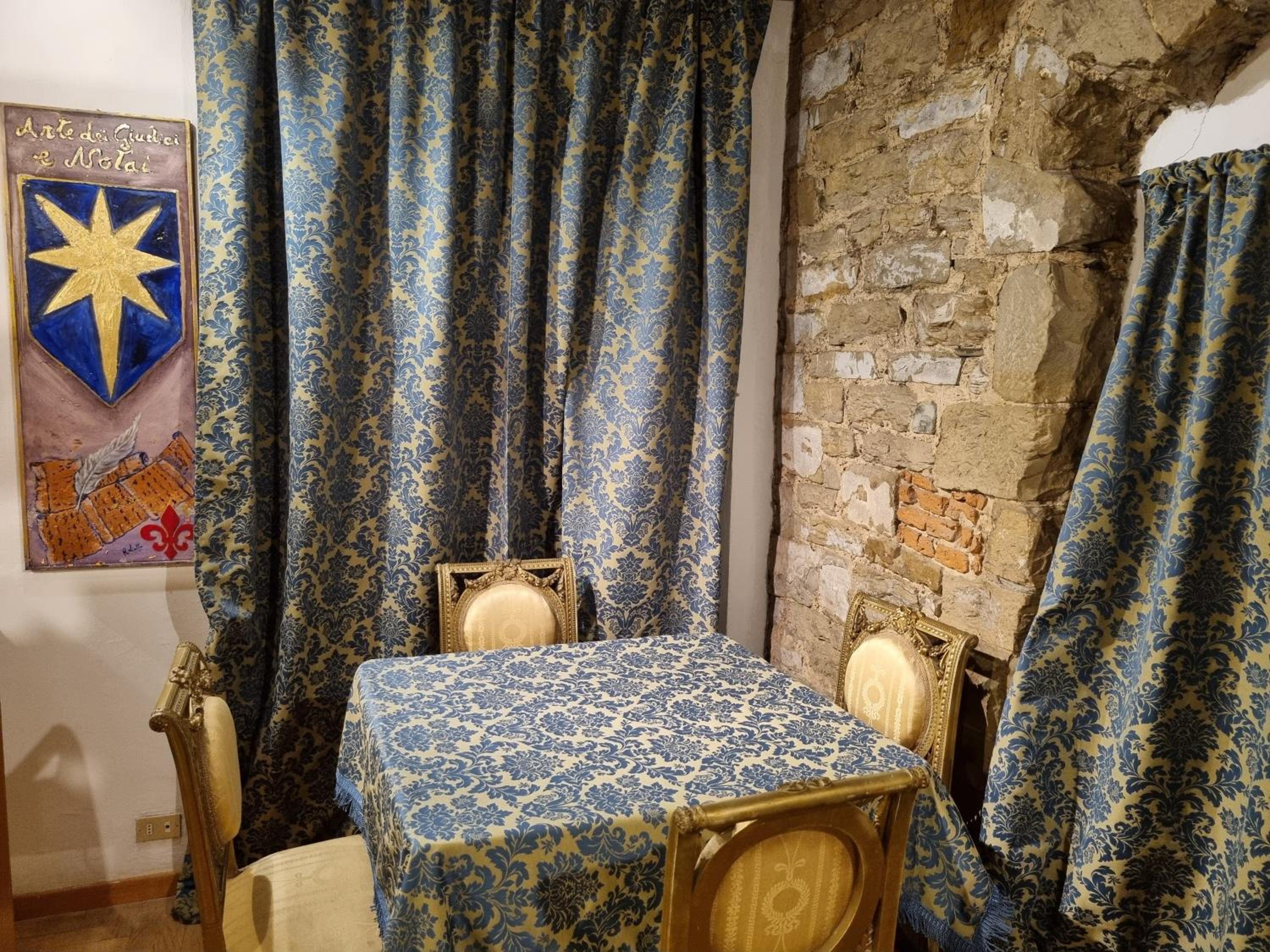 LA SEDE DELL'ARTE Monolocale Studio e Camere in Torre Medievale vicino a Duomo e Piazza Signoria