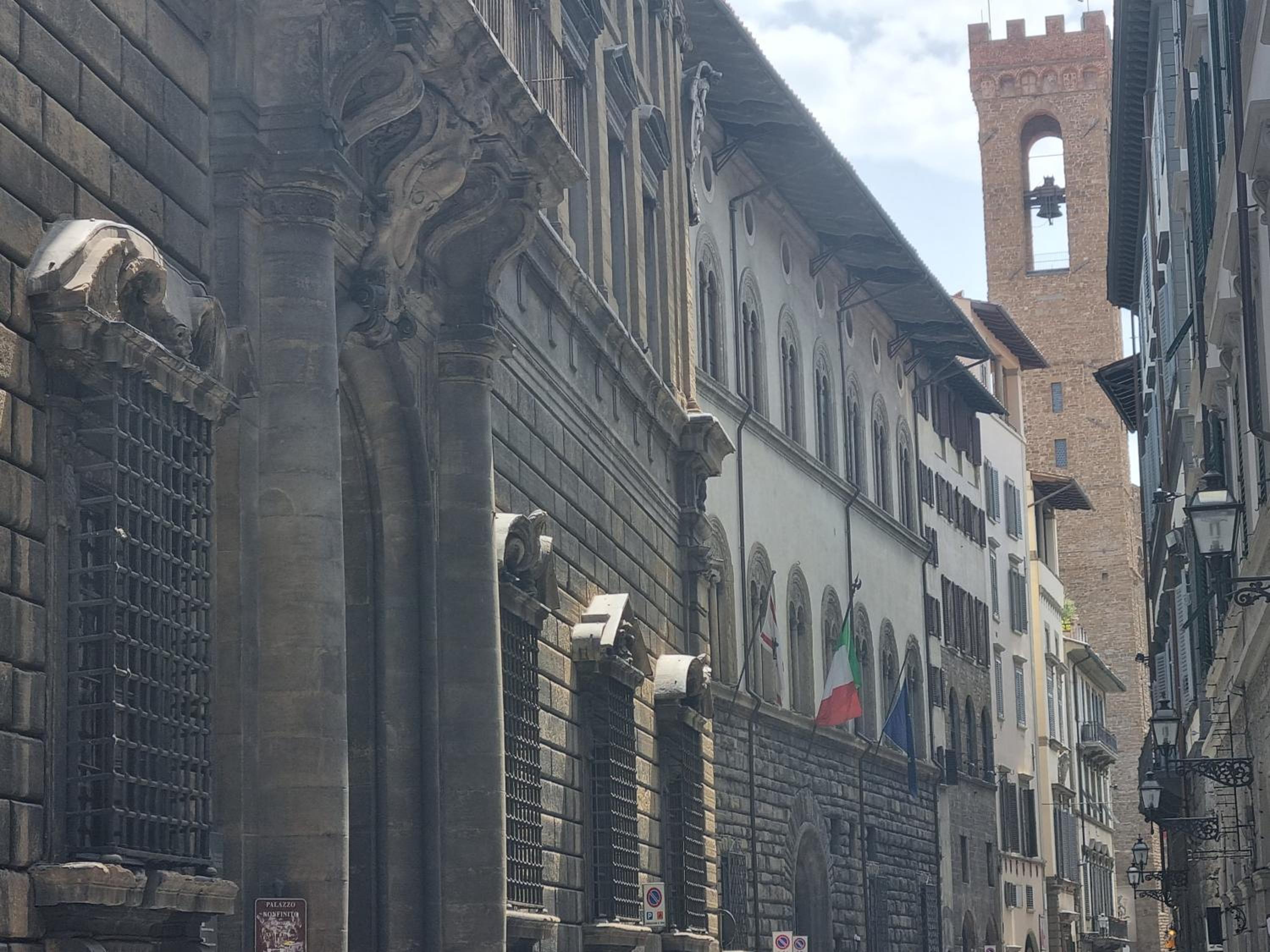 LA SEDE DELL'ARTE Monolocale Studio e Camere in Torre Medievale vicino a Duomo e Piazza Signoria