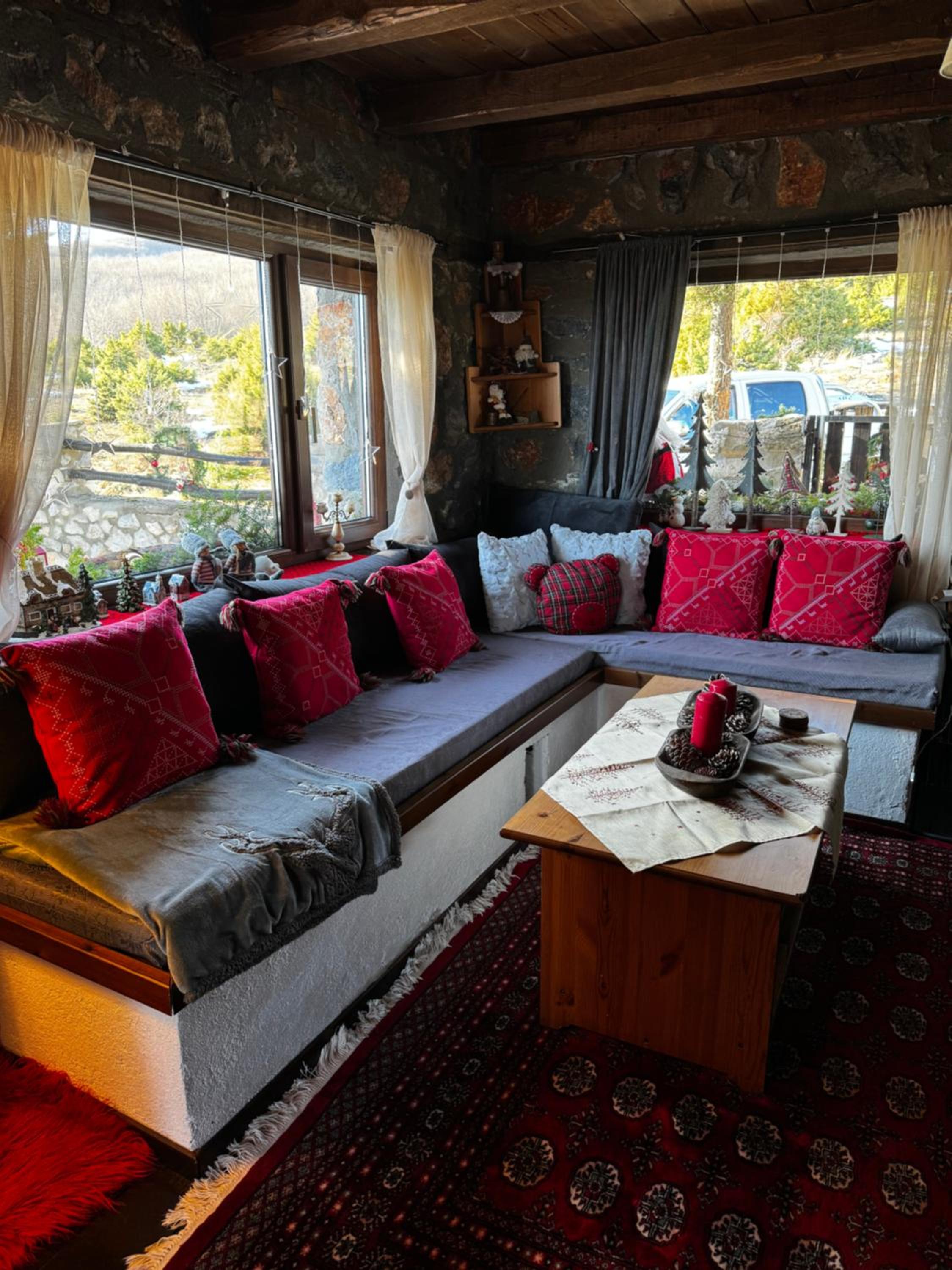 E L chalet. A cosy mountain retreat. view 5