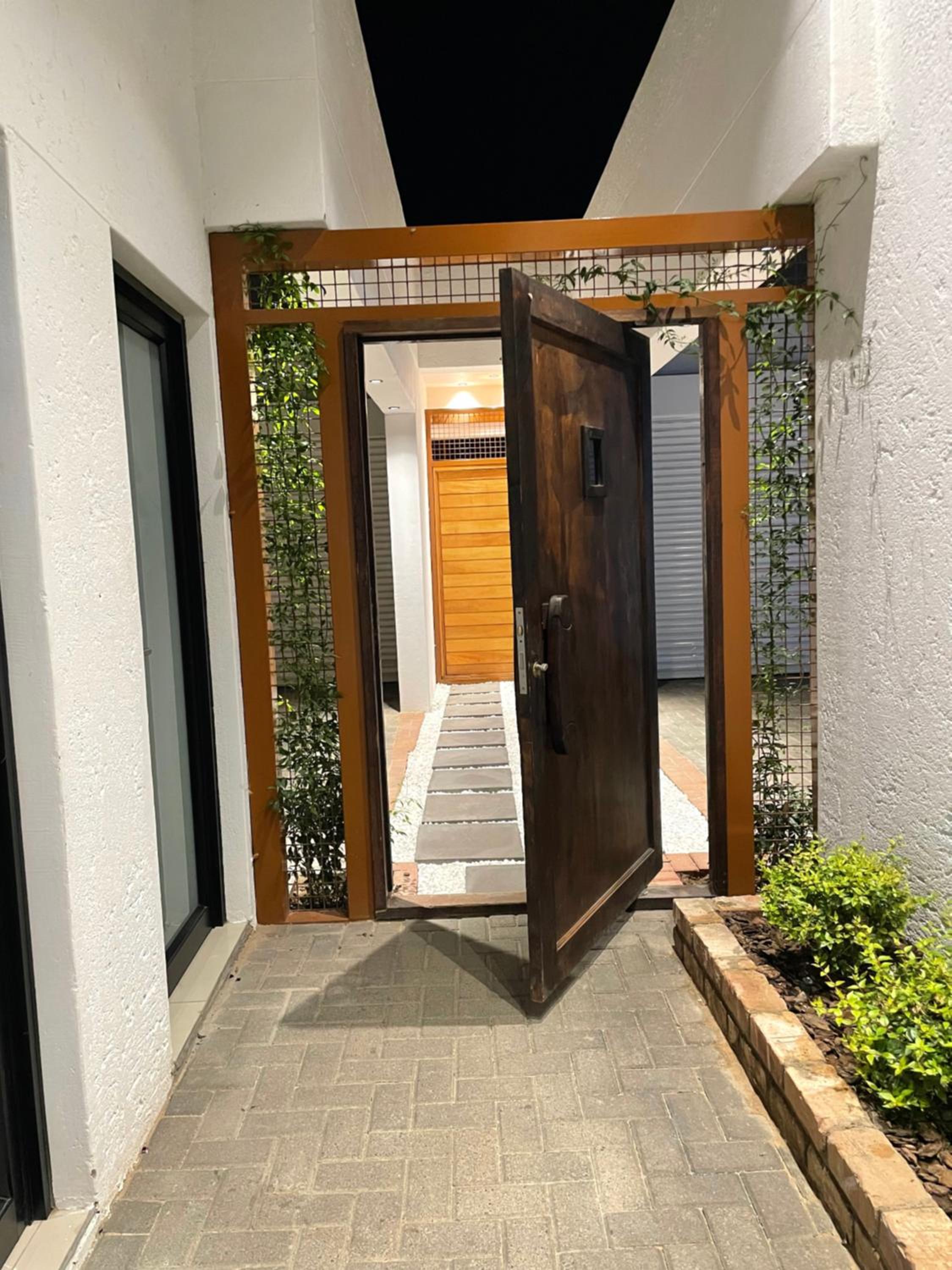 Deluxe Residence - Windhoek view 5