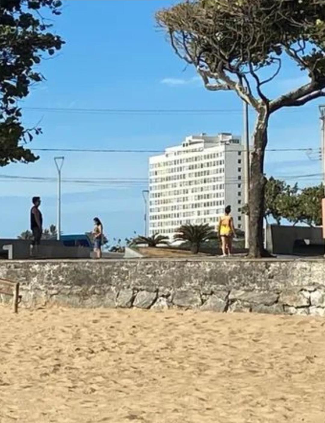 Guarapari com elevador, reformado, Wi-Fi, TV com Smart, vista livre e estacionamento