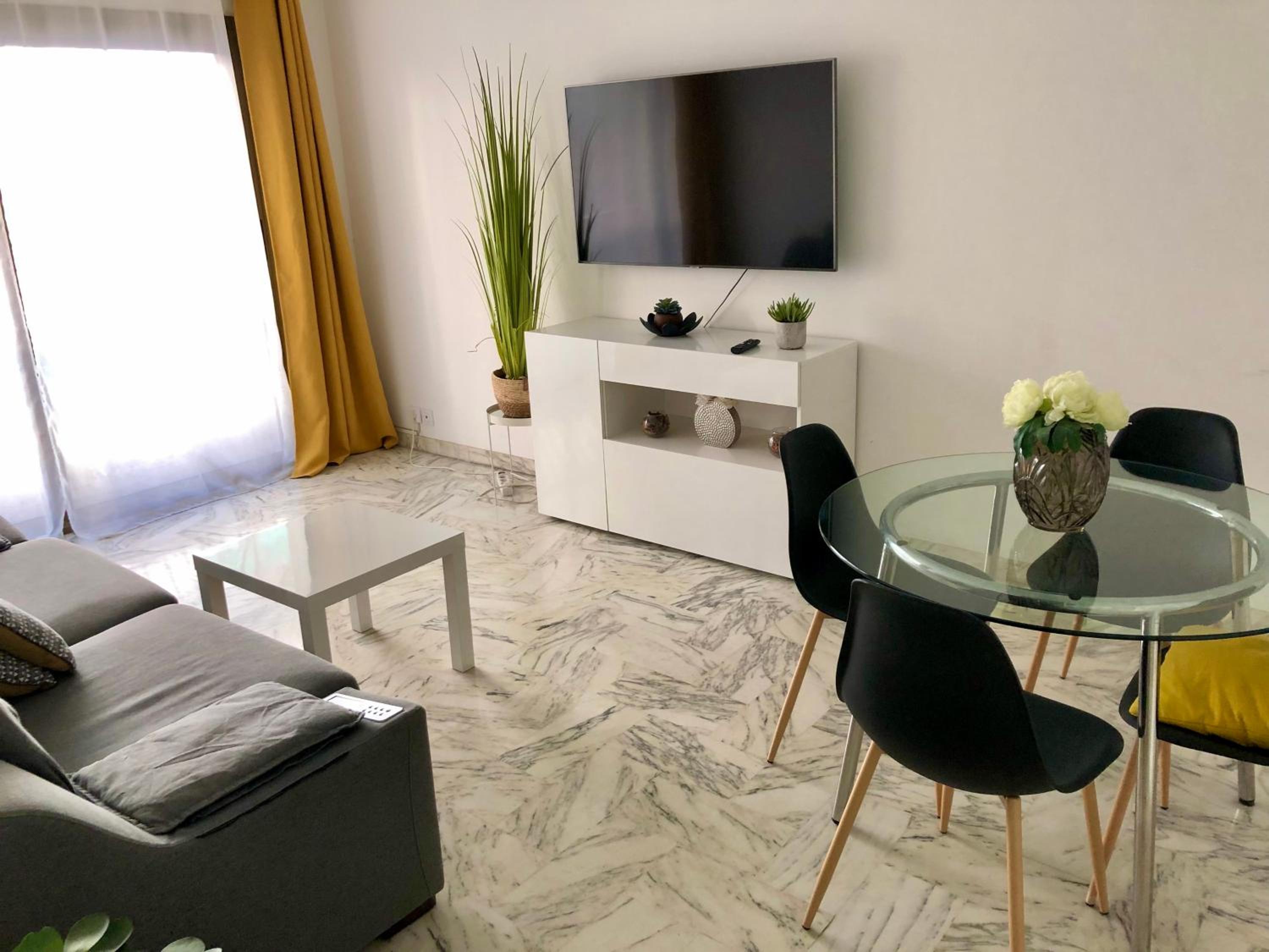 Residences Fleuries - behind Cannes Croisette Bvd photo 3