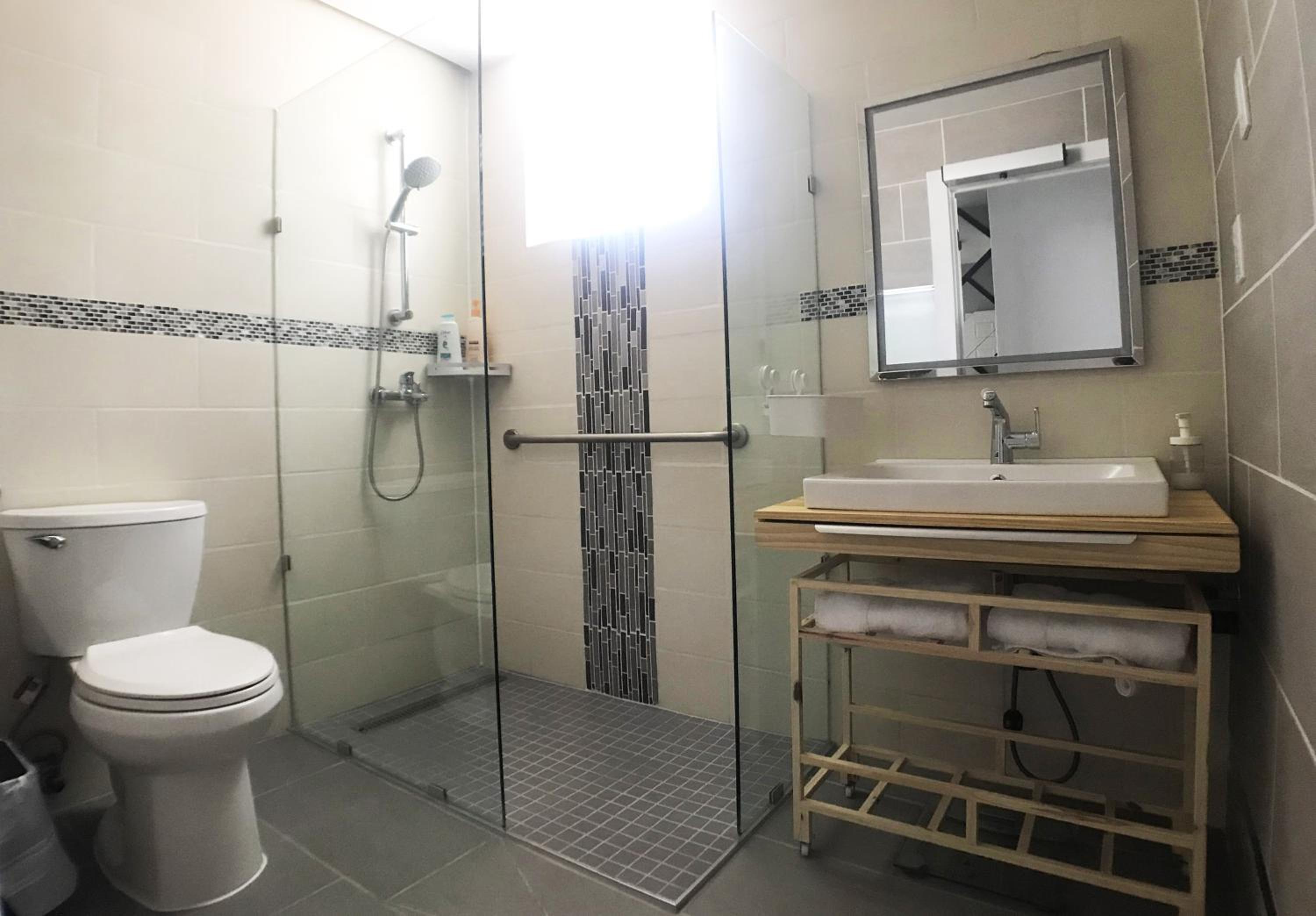 Modern, Cheerful 2BD 1BR Apt+Free parking