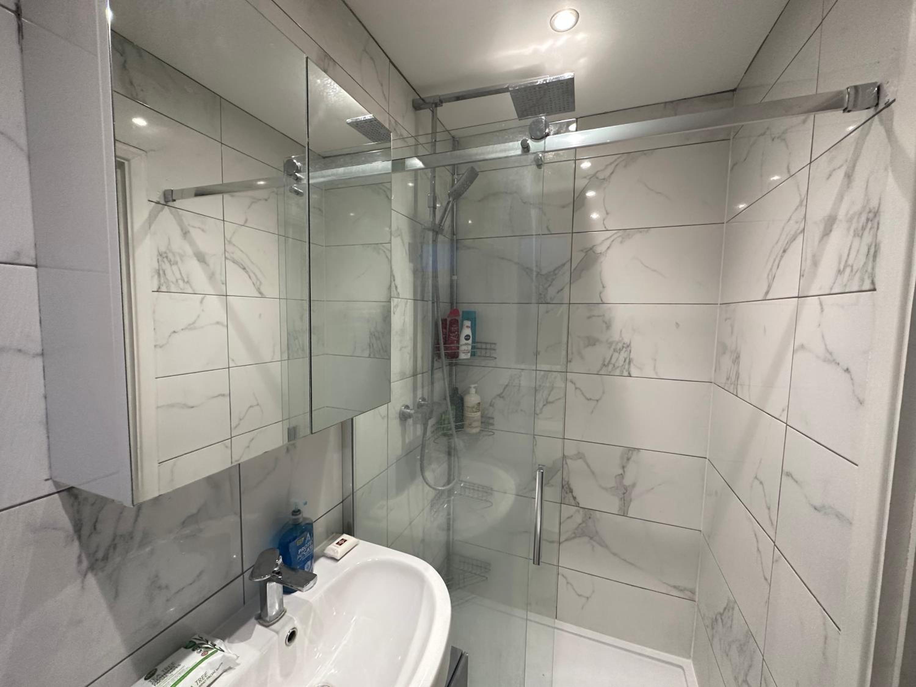 Ashcroft Quiet Garden House-London Luton Airport view 4