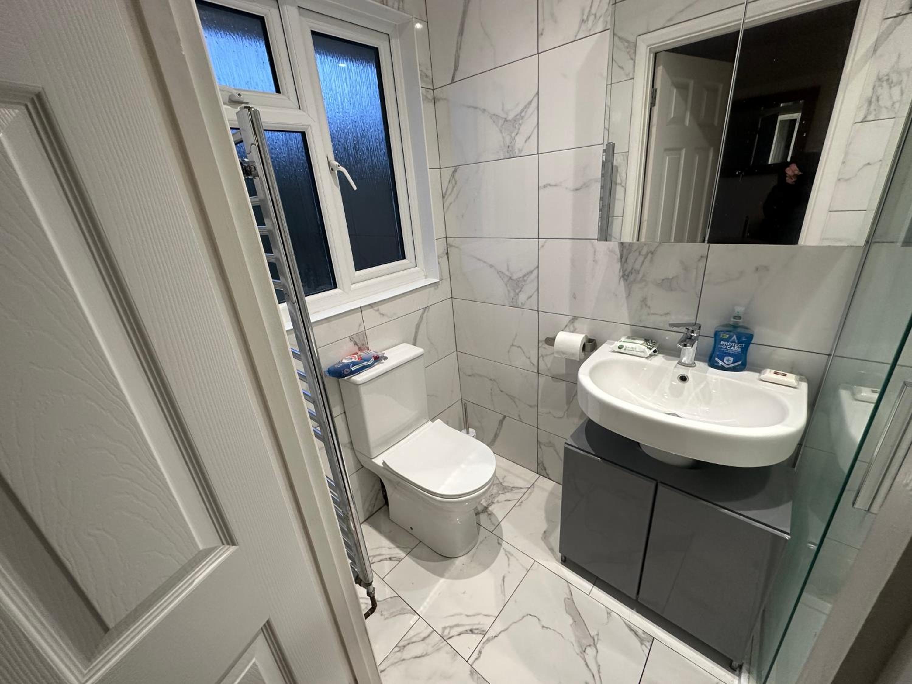 Ashcroft Quiet Garden House-London Luton Airport view 5