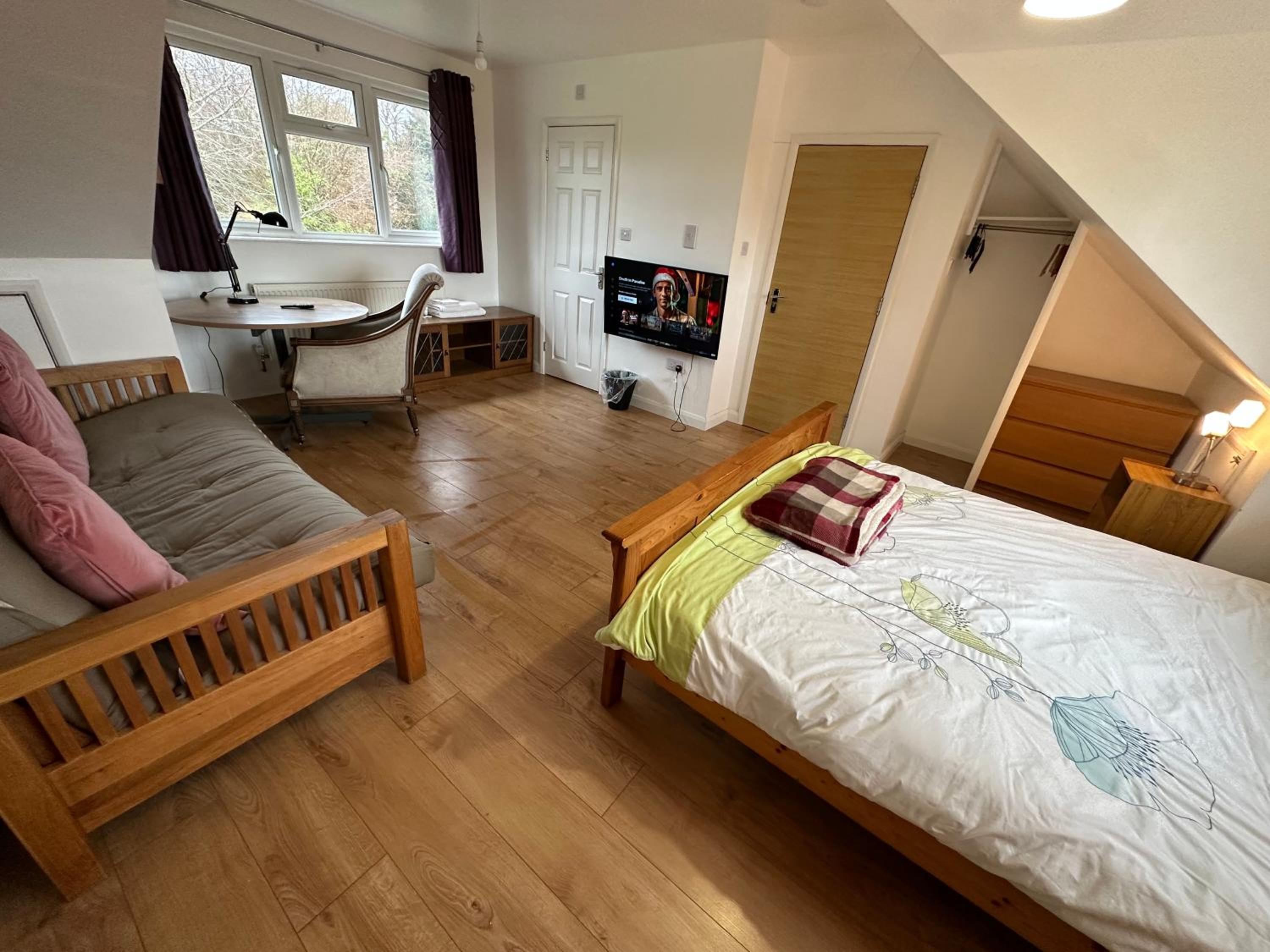 Ashcroft Quiet Garden House-London Luton Airport view 2