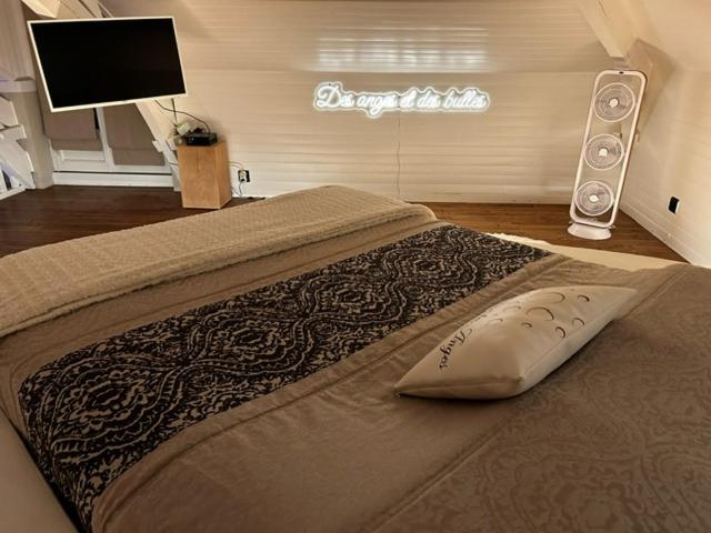 Au domaine des anges Gites avec Jacuzzi privatif dans la chambre
