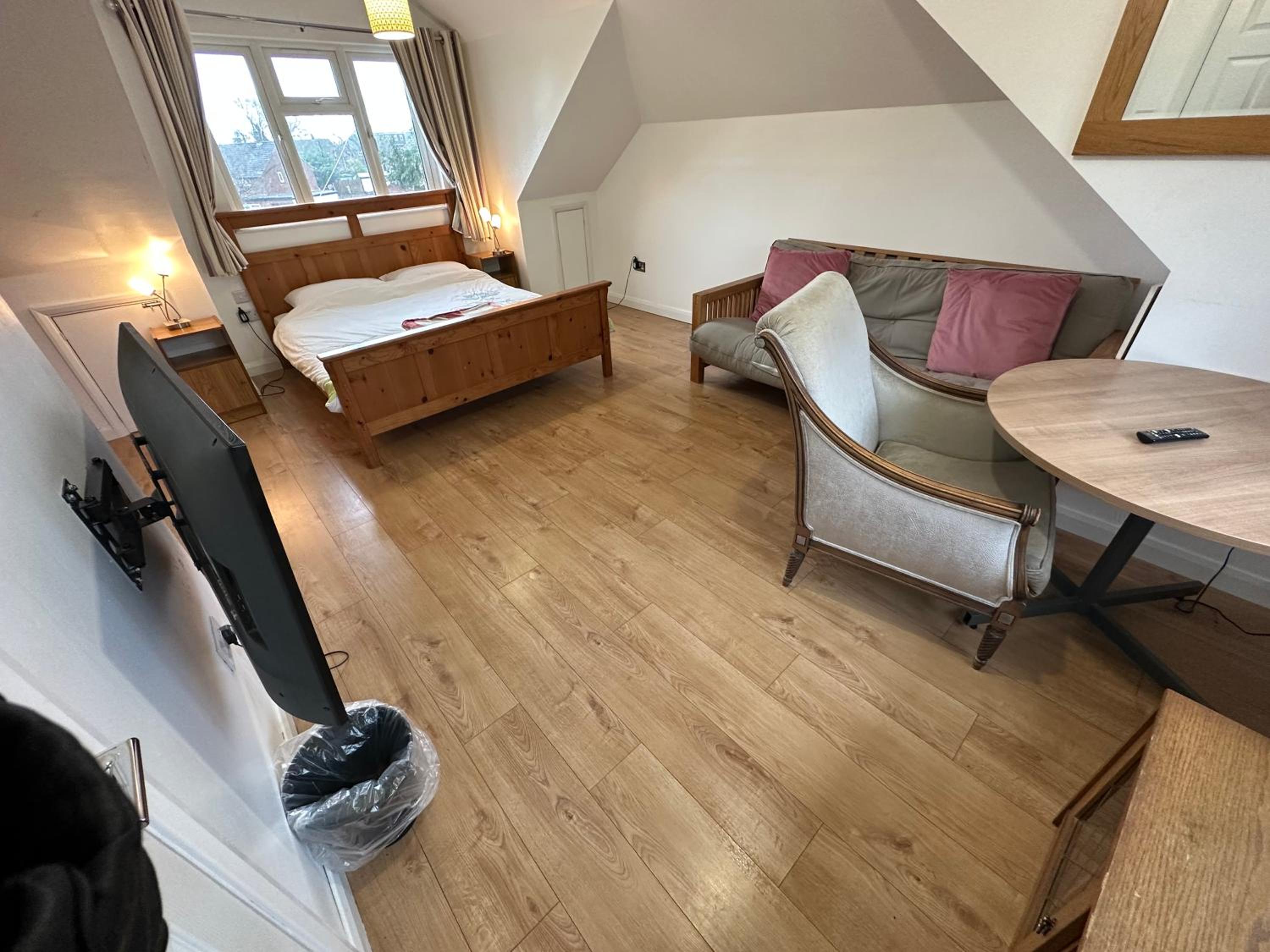 Ashcroft Quiet Garden House-London Luton Airport view 3