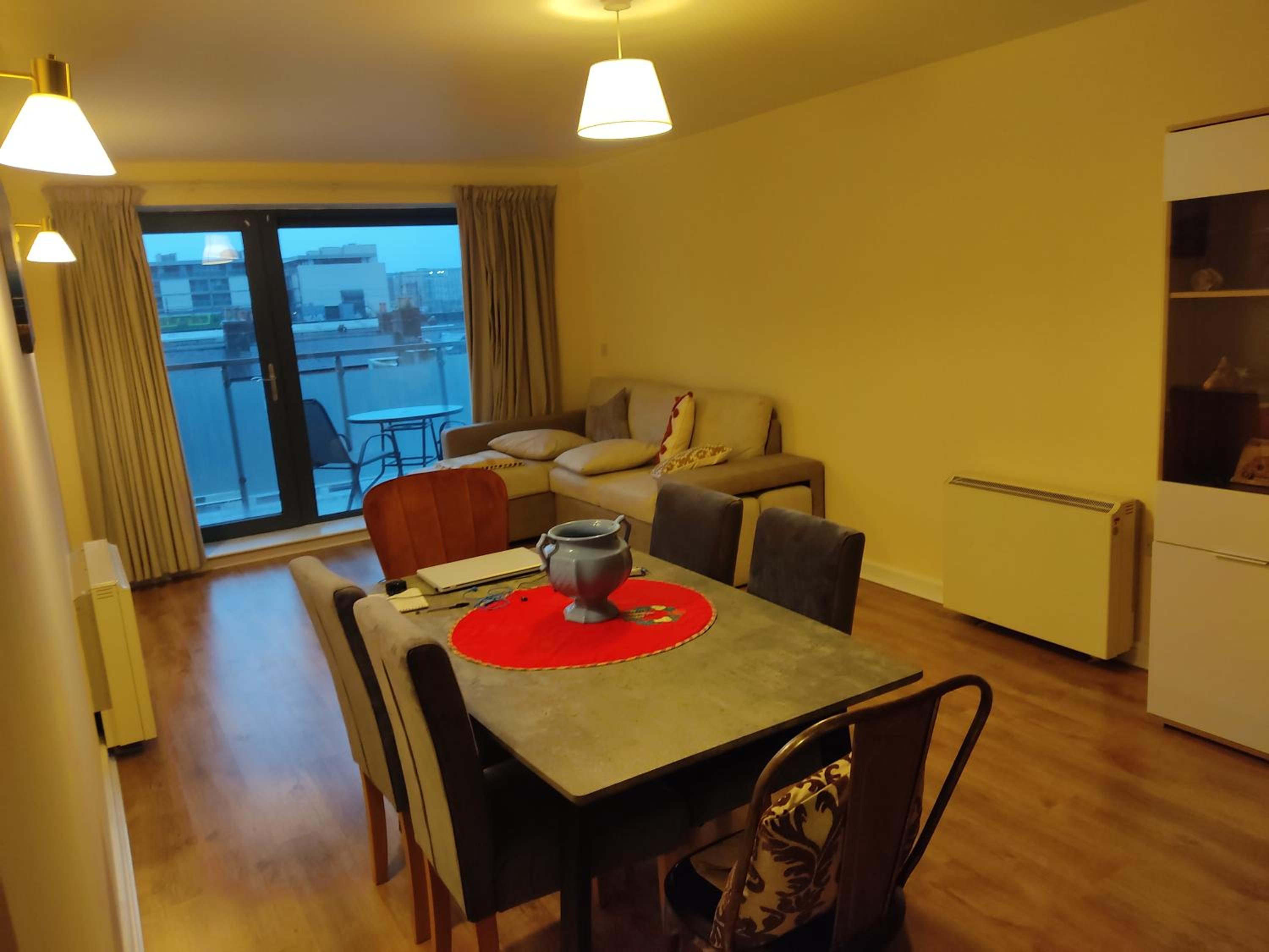 Swallows Nest - spacious bright double bedroom with ensuite bathroom
