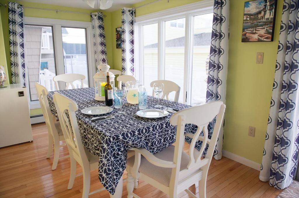 Relax At This 6 Bedroom 3 Bath Bay Front In Surf City view 2