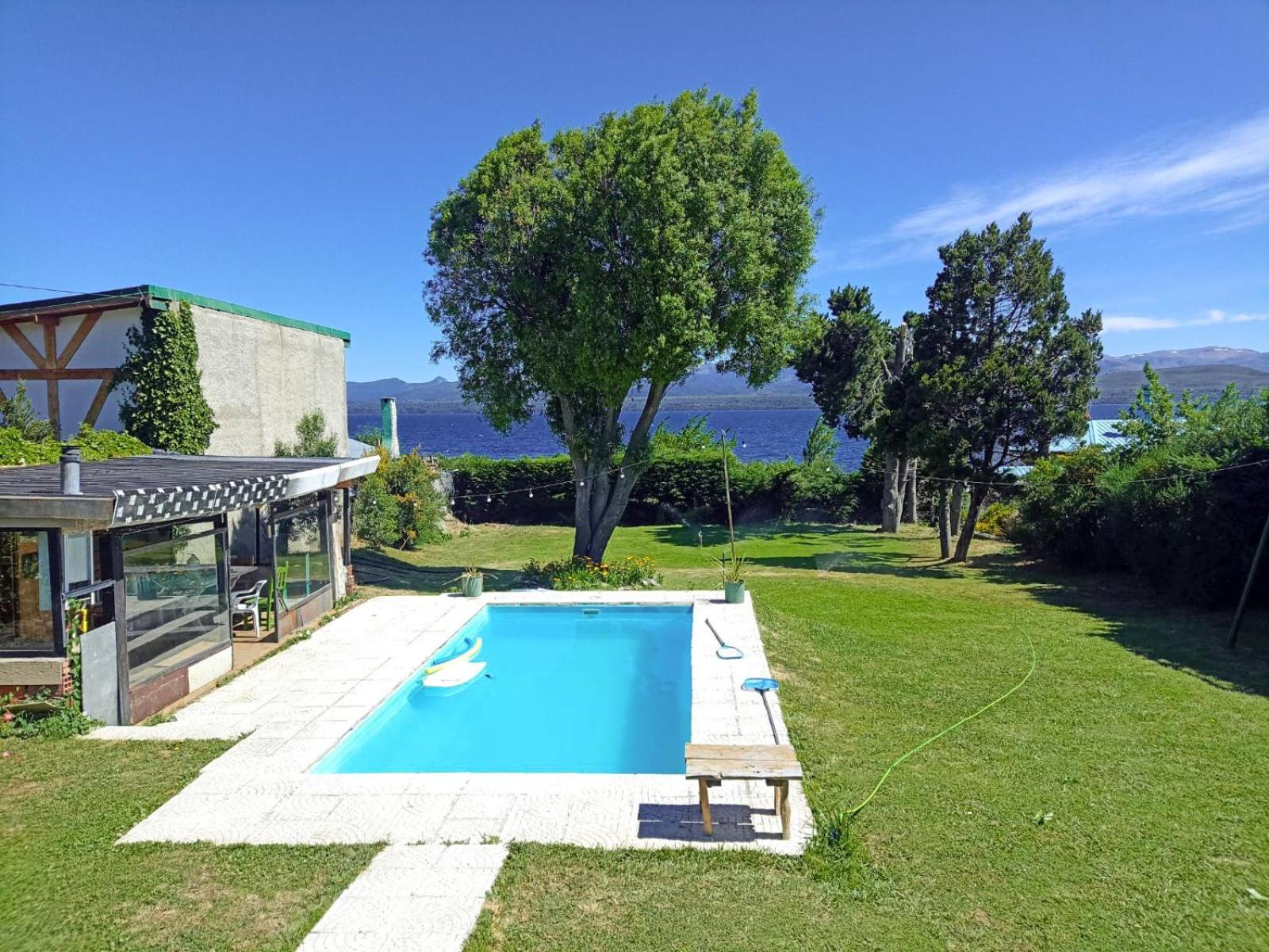 hermosa casa a una cuadra del lago