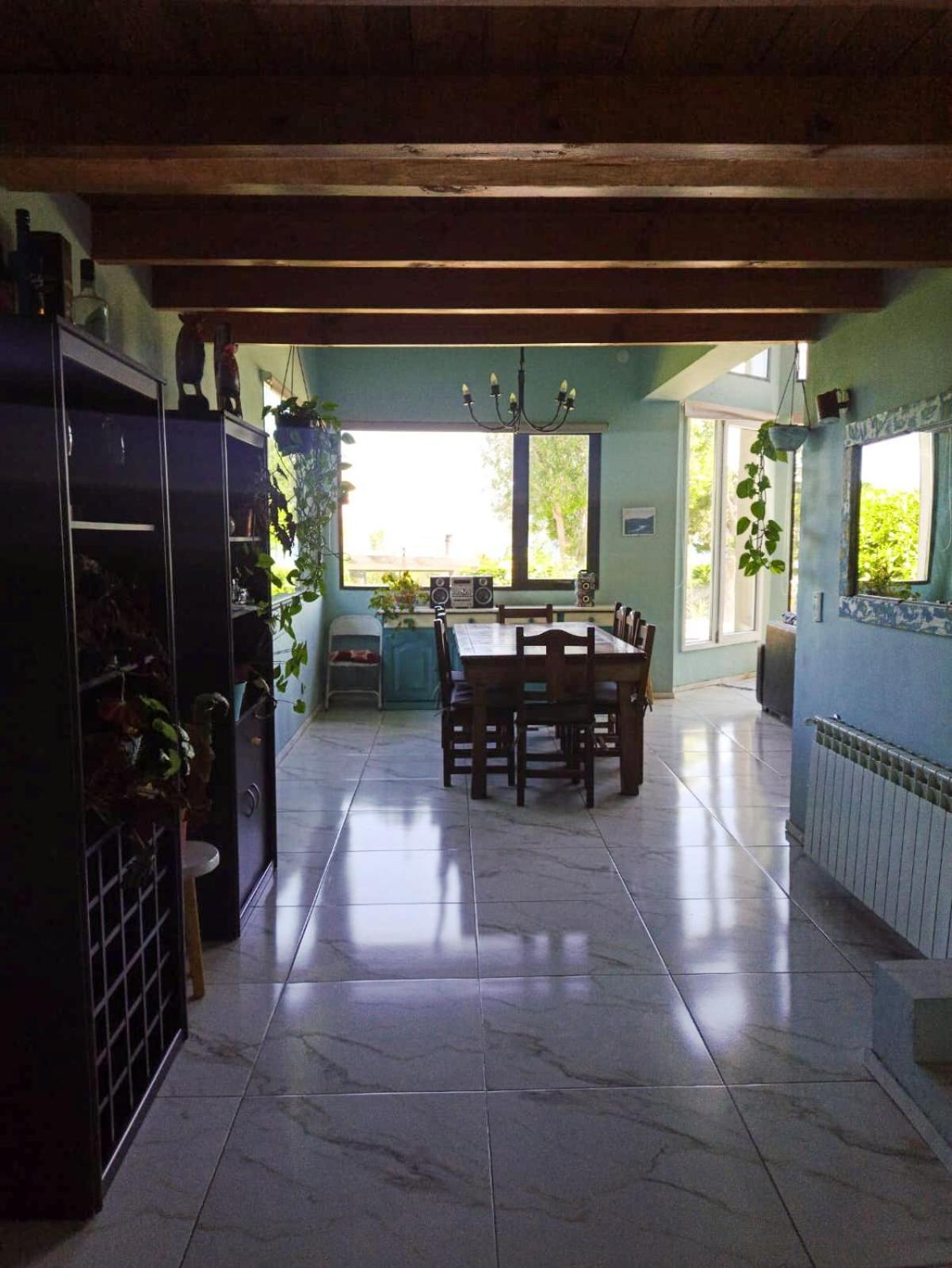 hermosa casa a una cuadra del lago