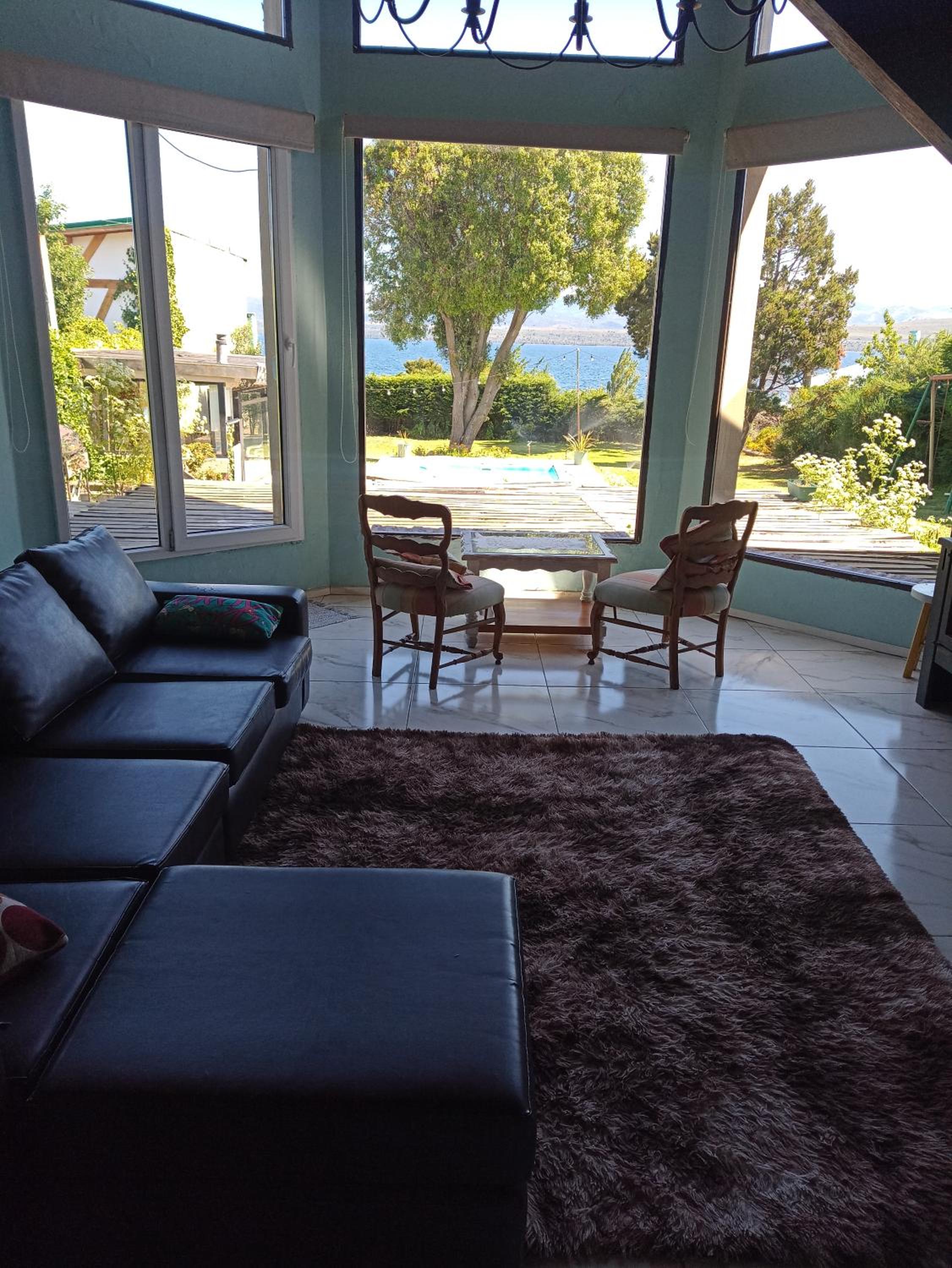 hermosa casa a una cuadra del lago