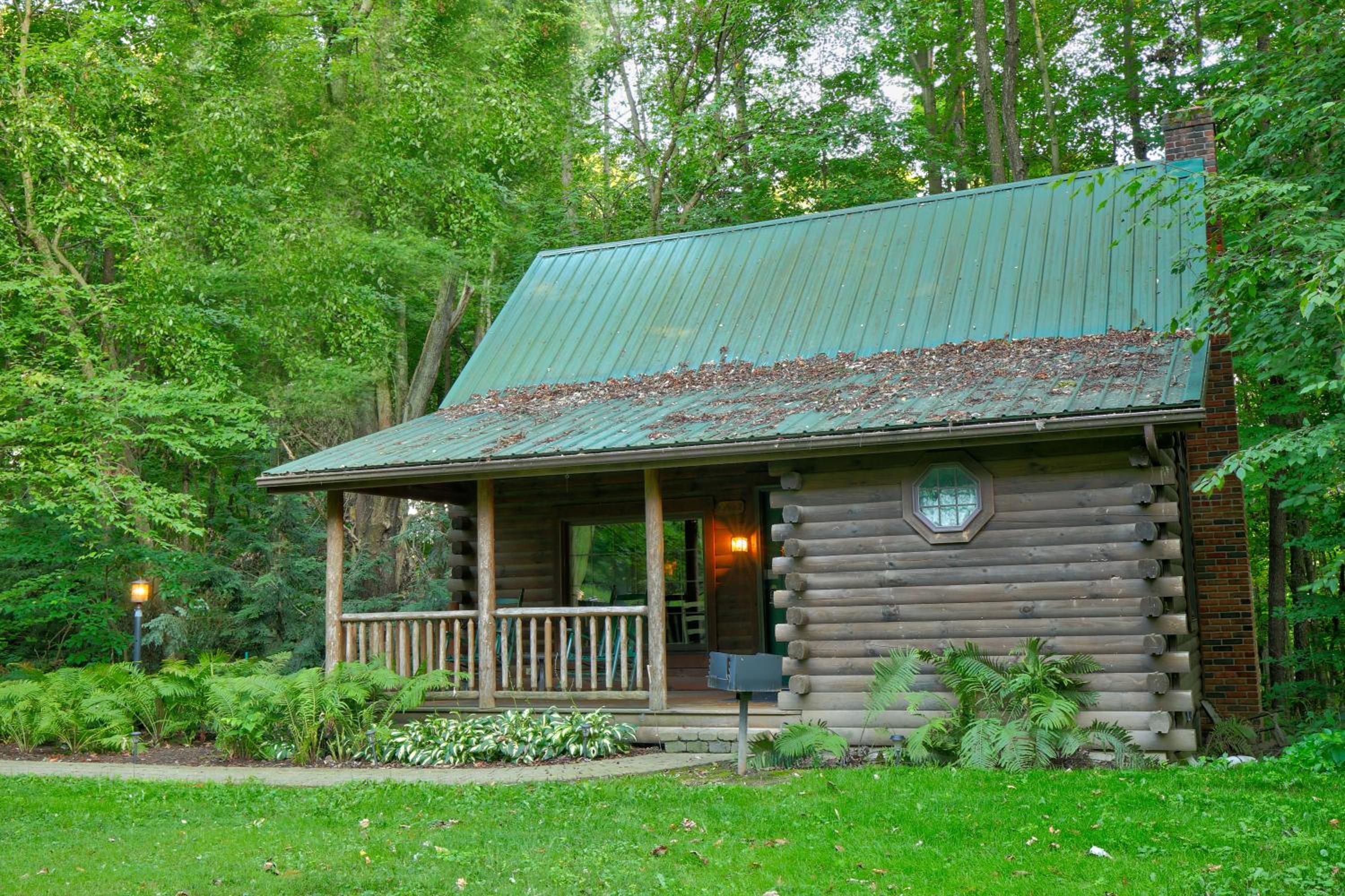 Apple Blossom Cabin by Amish Country Lodging