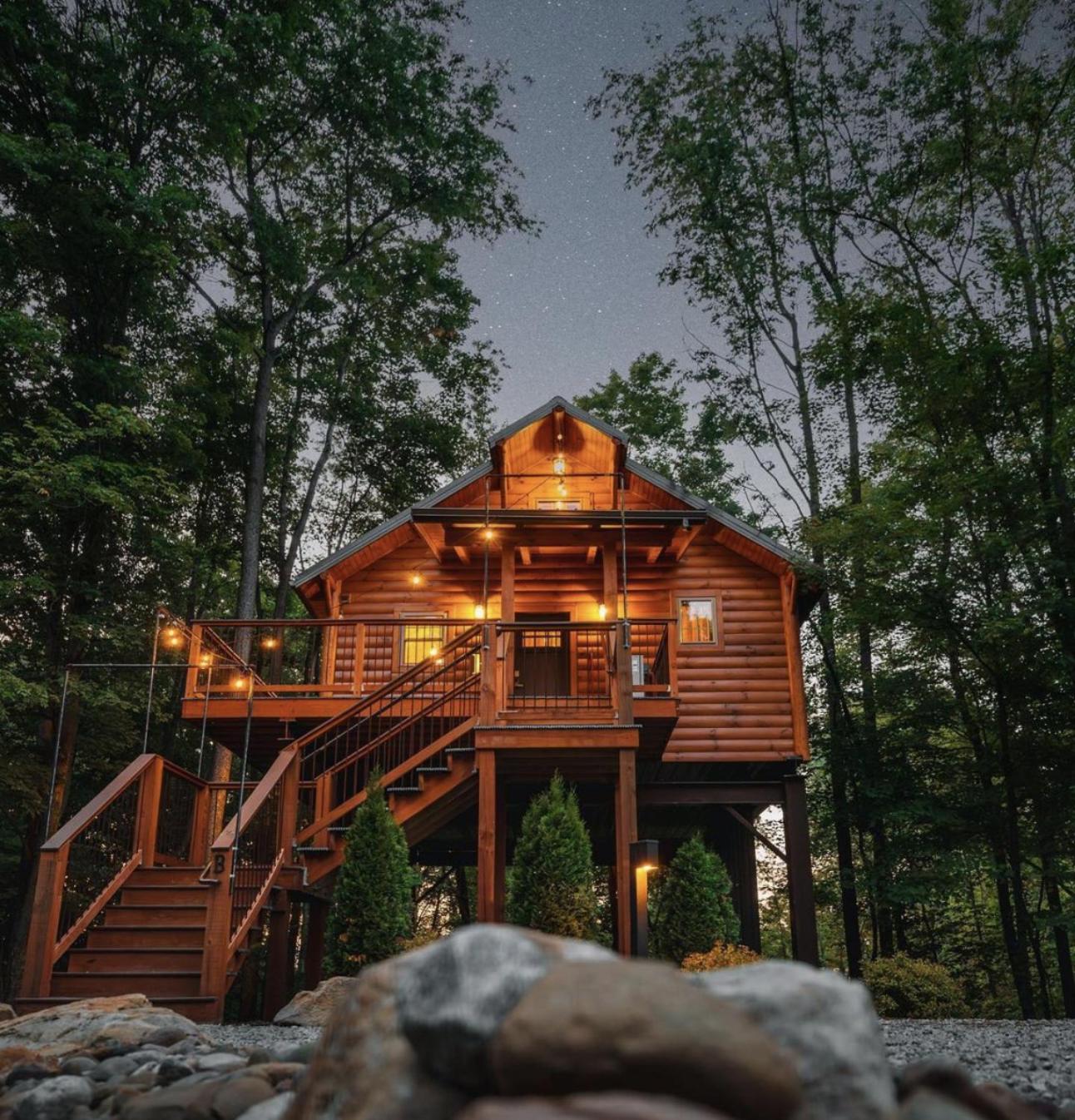 Cricket Hill Treehouse B by Amish Country Lodging - main view