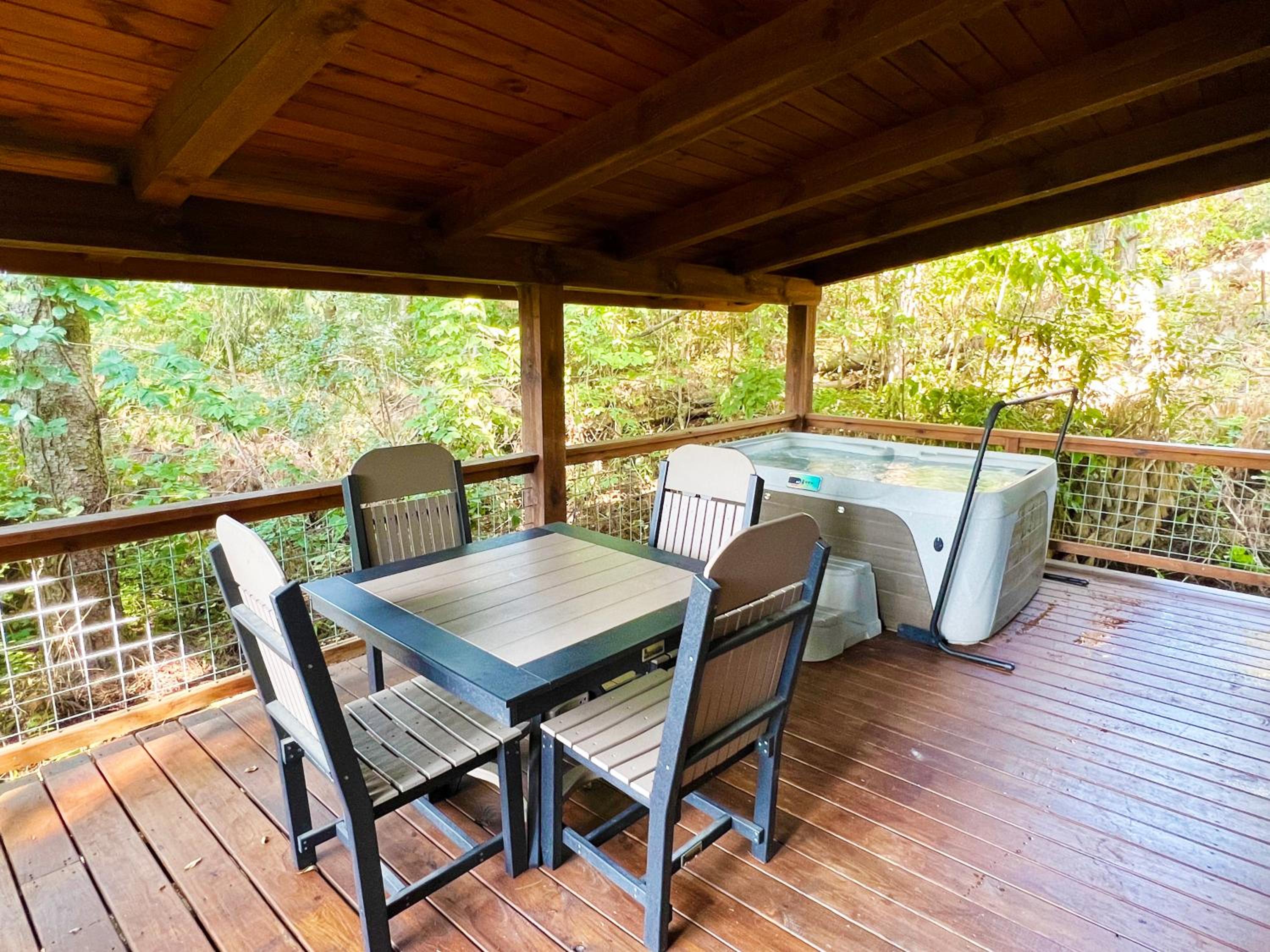 Evergreen Cabin by Amish Country Lodging view 2