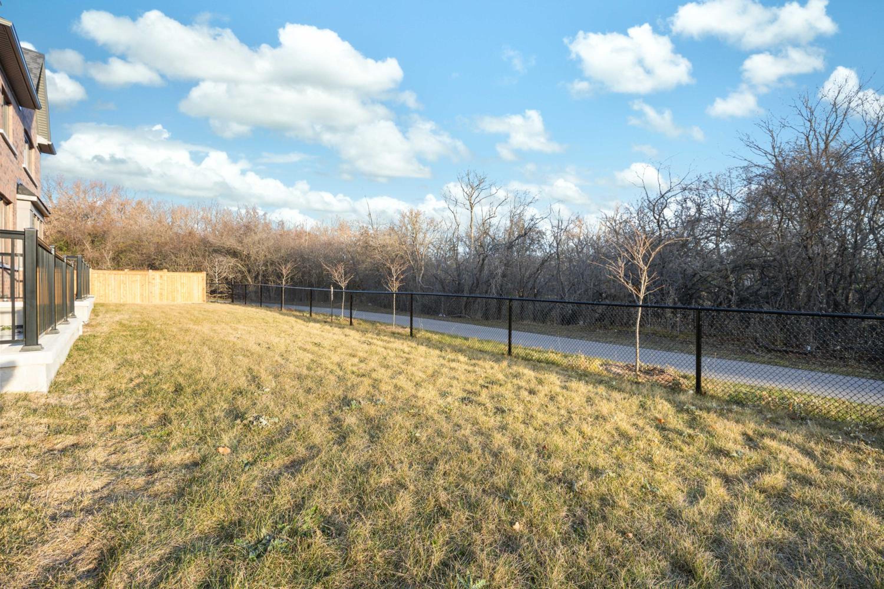 Modern Lower 2BR - Near Restaurants, River, Parks! Whitby