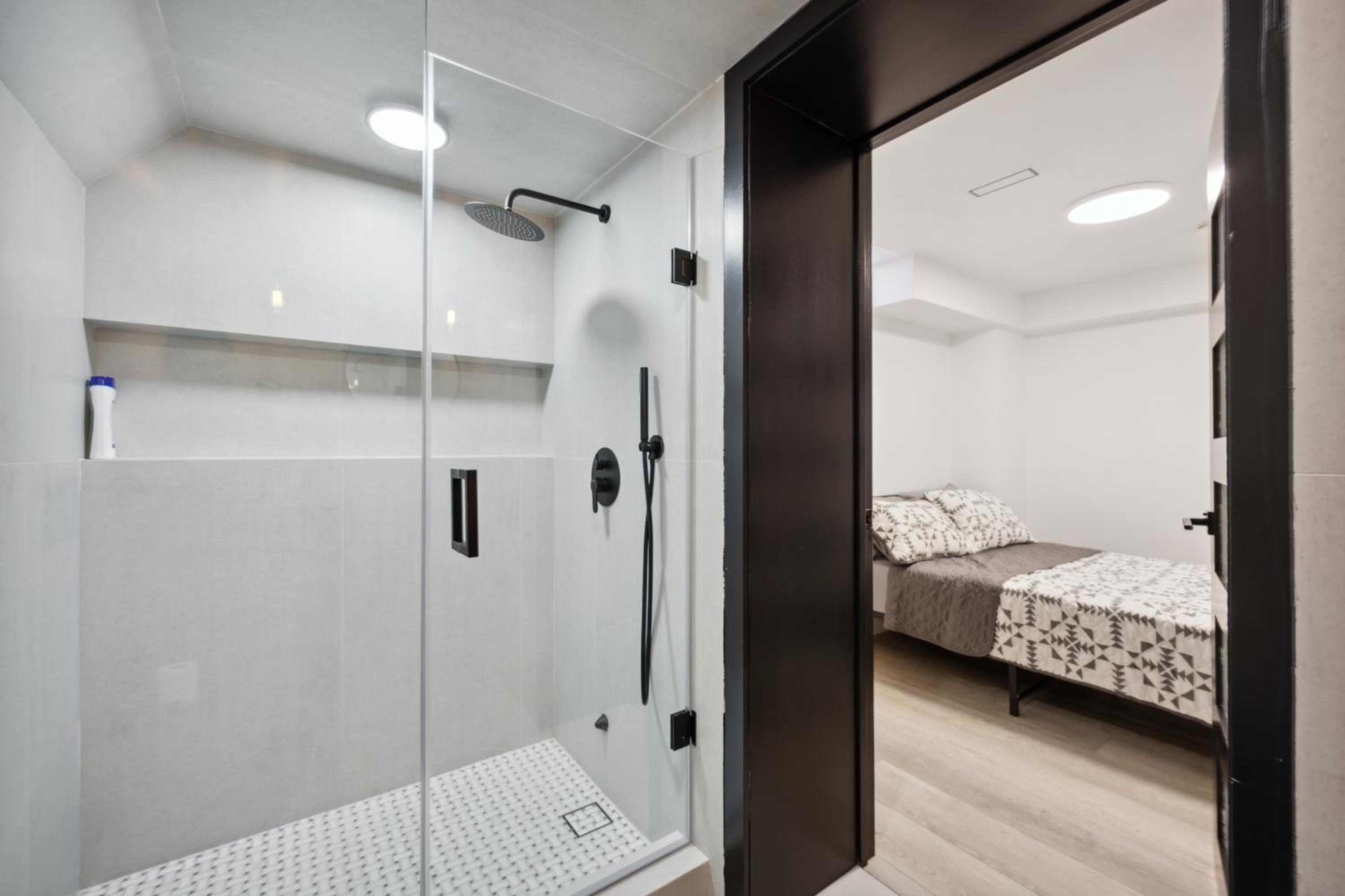 Modern Lower 2BR - Near Restaurants, River, Parks! Whitby