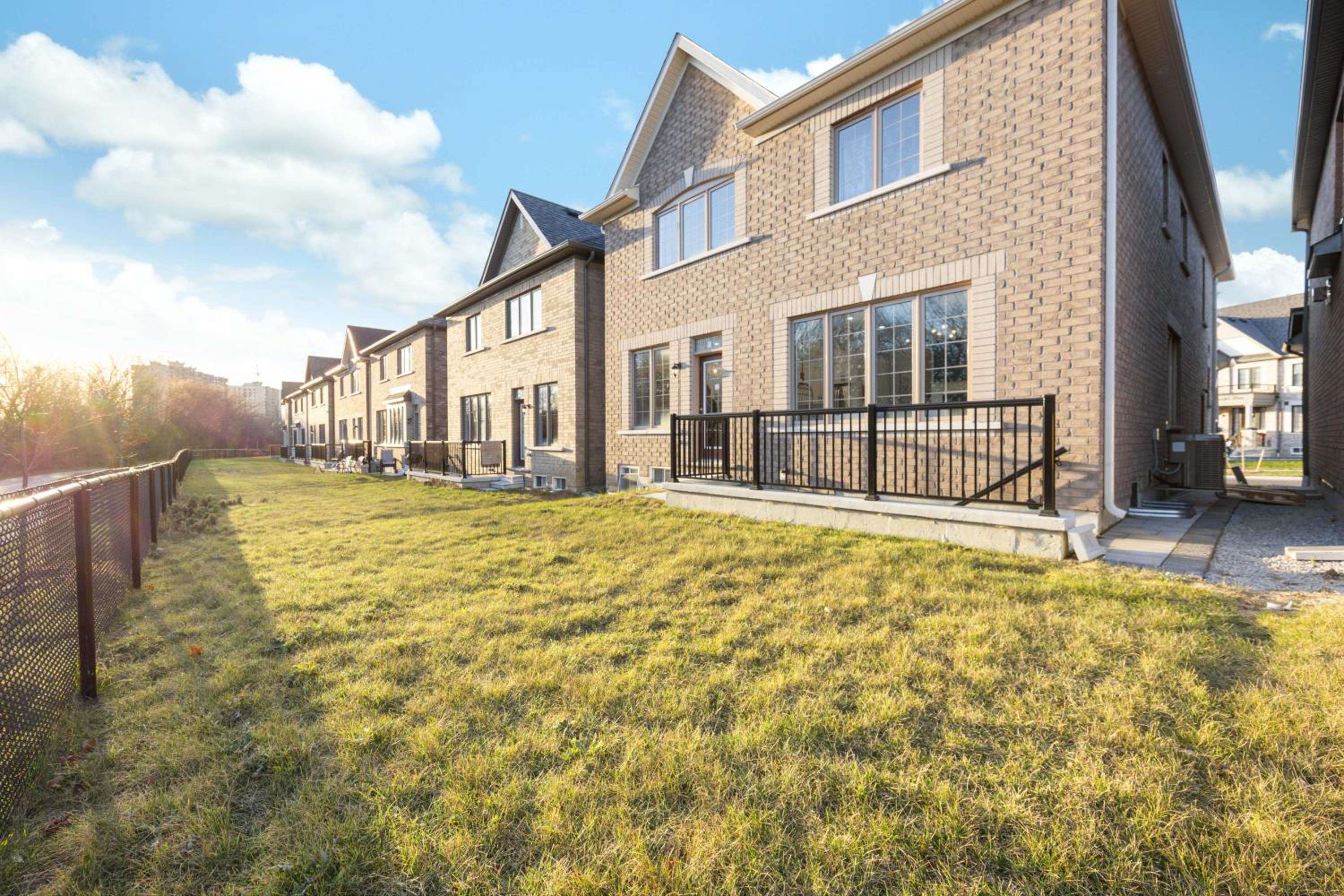 Modern Lower 2BR - Near Restaurants, River, Parks! Whitby