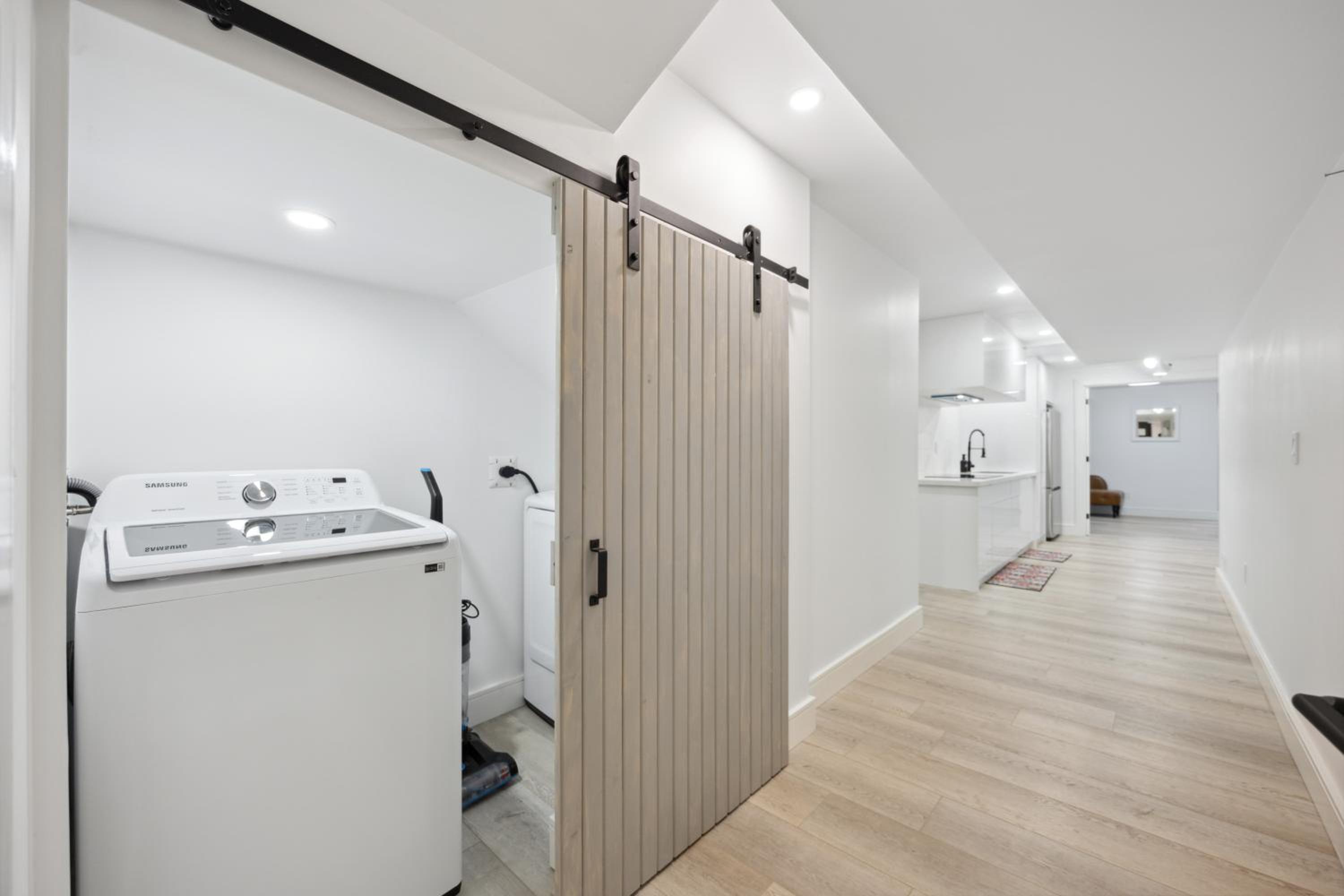 Modern Lower 2BR - Near Restaurants, River, Parks! Whitby