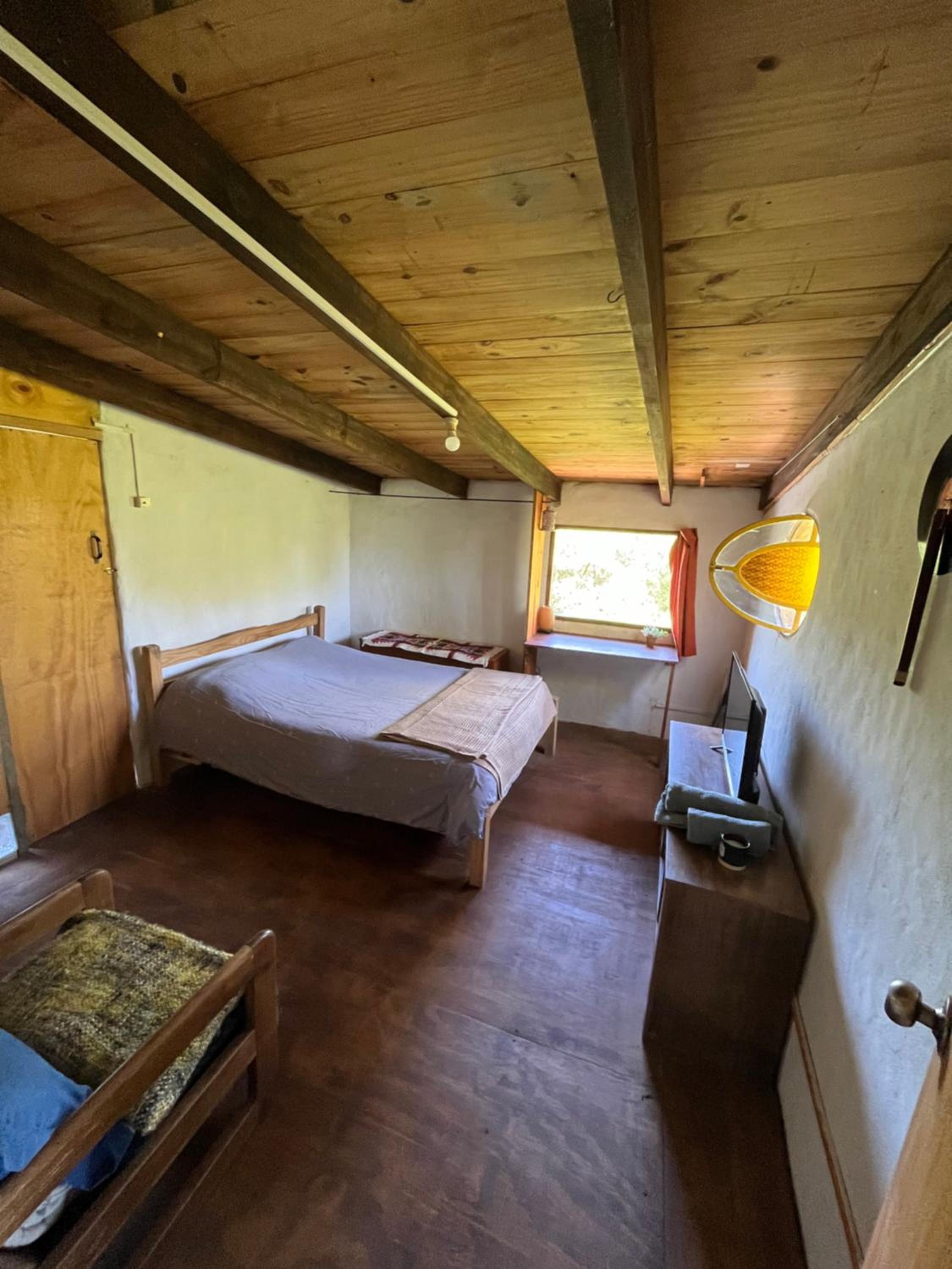 Habitación con baño privado y cama doble view 4