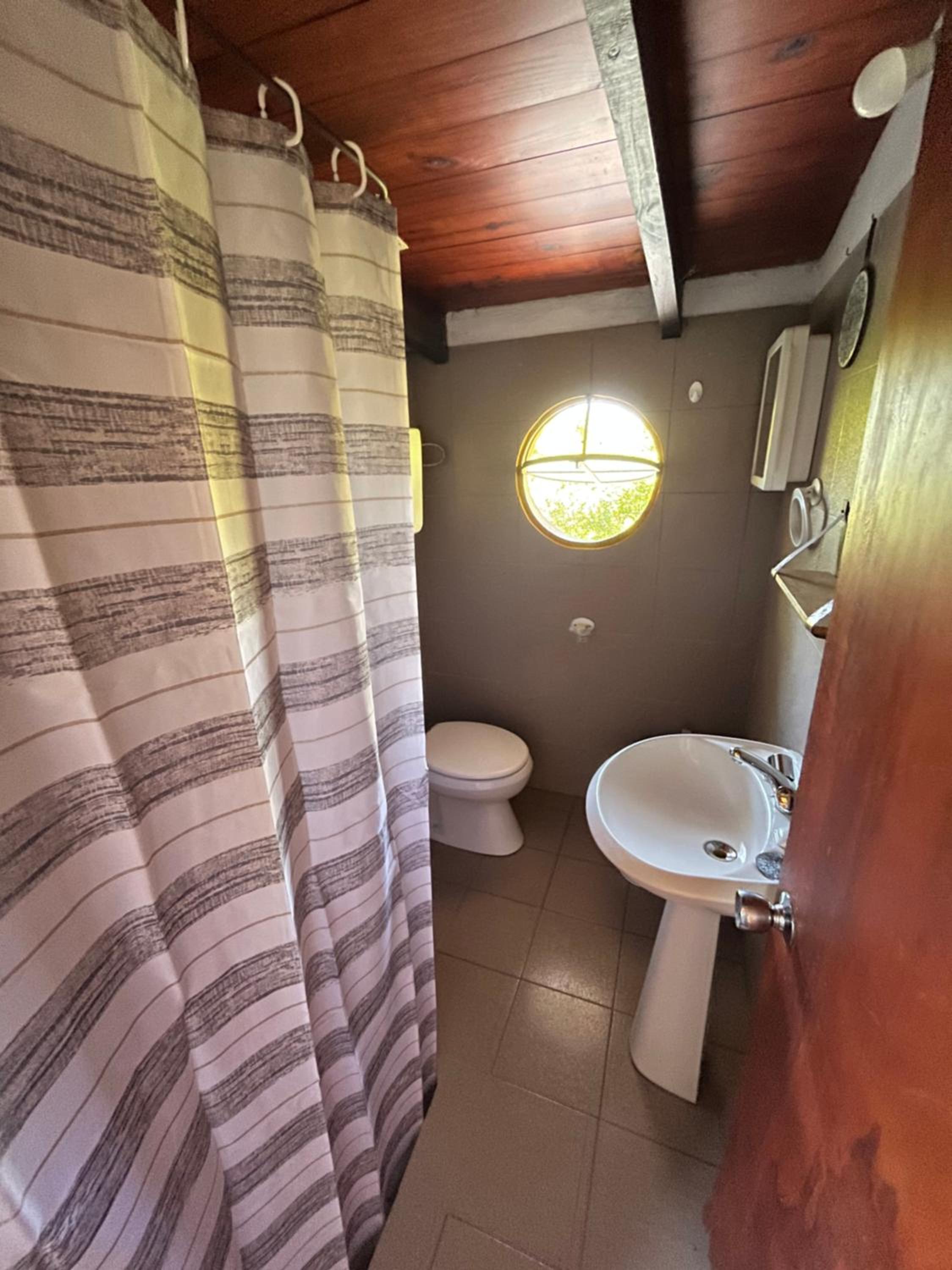 Habitación con baño privado y cama doble view 3