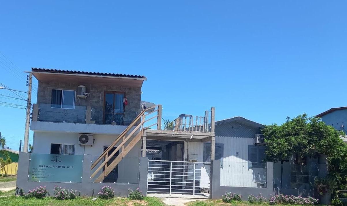 KITNET S1 em TORRES-RS - Na mais bela praia Gaúcha - Cozinha - Banheiro - Ar condicionado - TV e Wi-Fi - Estacionamento - Anfitriã Superhost no BnB