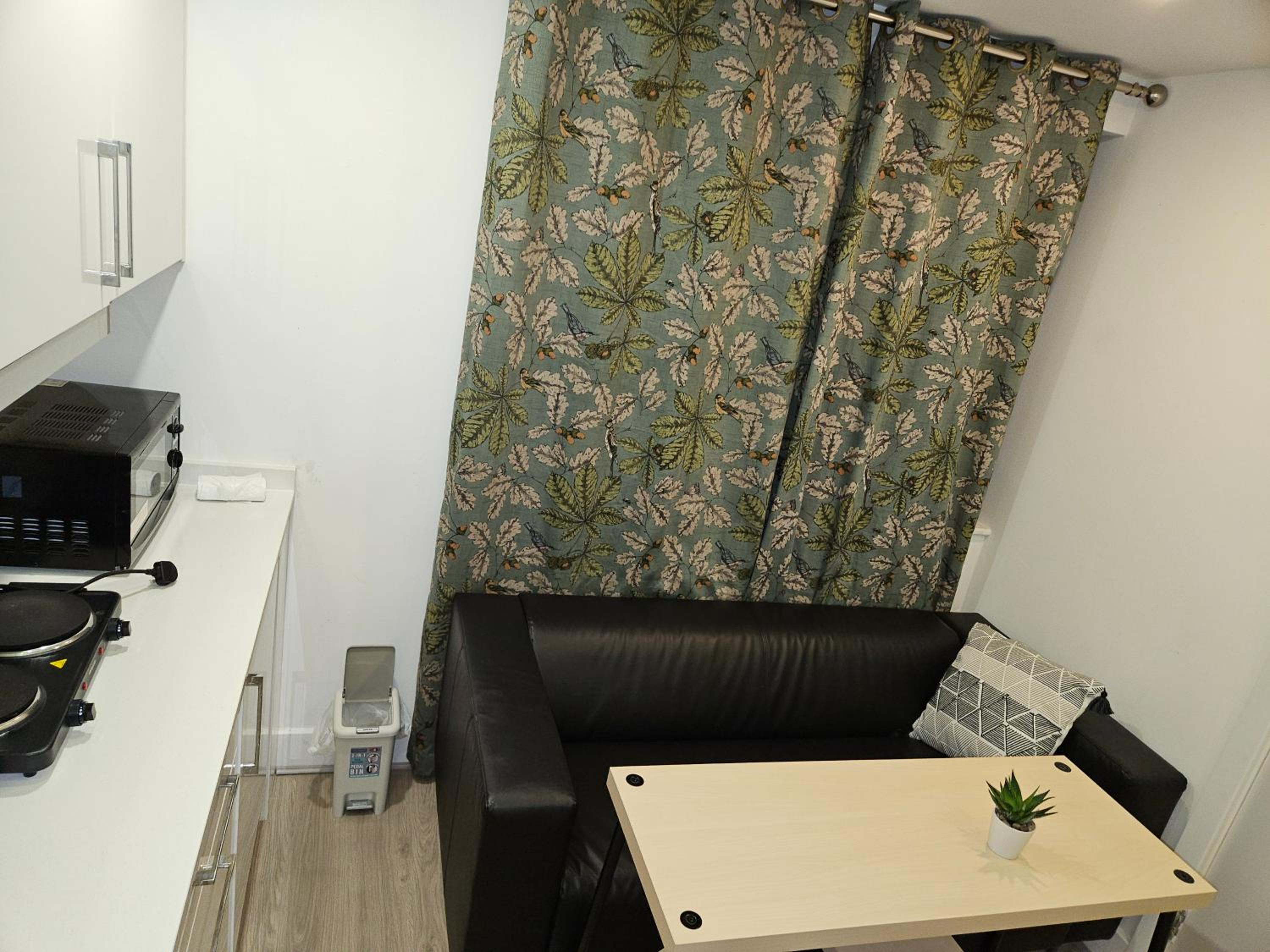 1 Bed Flat - Sleeps 2 - Parking - Garden