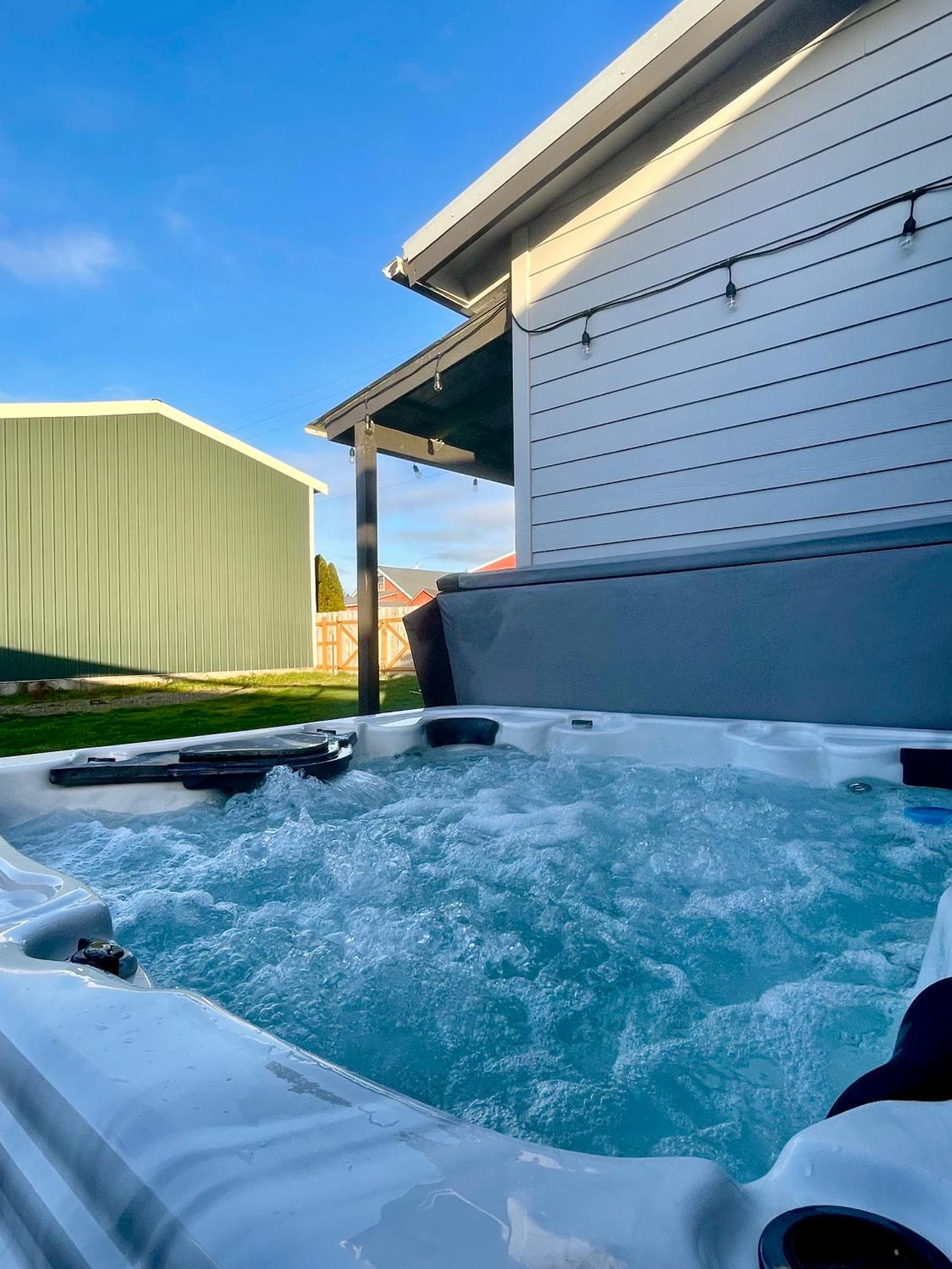 Waddle on Inn- Hot Tub, Pet Friendly, Fully Fenced, 5 Blocks to Beach! view 4