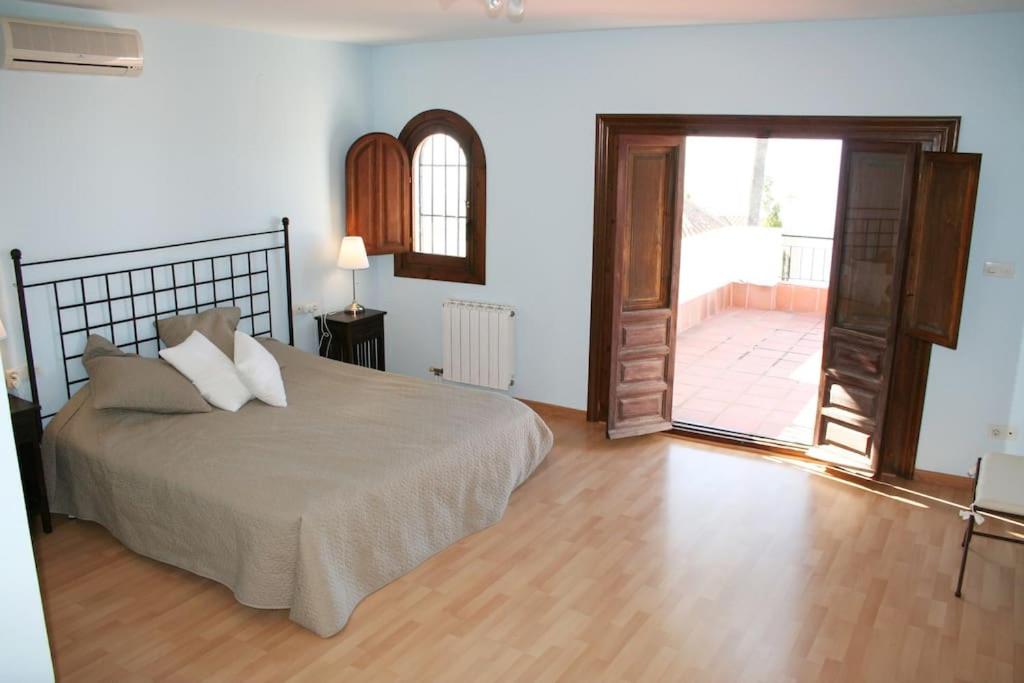 Spacious villa with sea view and private pool